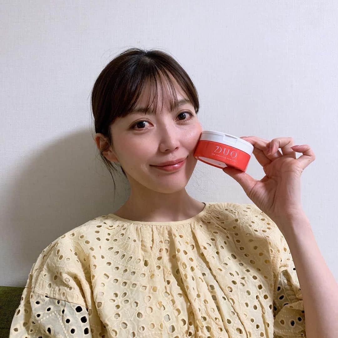 高橋まりなのインスタグラム：「. ずっと気になっていたDUO🍯 これひとつで、クレンジング・洗顔・角質ケア・マッサージ・温感トリートメントができる😋 唯一無二の独自成分も入っているらしい😳 バームってどんな感じか分からず、購入までは至らなかったけど… 美容皮膚科医さんのYoutubeで取り上げられていて、ついに使ってみました✨ . 乗せるとすぐに、とろ〜っととろけて、くるくると優しく馴染ませるだけで、メイクがするんと落ちる✨ 本当に摩擦レス♡ ゆずジンジャーの香りに癒されて、つい長くマッサージしちゃいます😌 . 今キャンペーン中で、 DUOザ クレンジングバーム シリーズを初めて購入すると 「デュオ ザ 薬用クレンジングバーム バリア20g」 「デュオ ザ クレンジングバーム クリア20g」 のプレゼントキャンペーン開催中🎁 . . . #DUO#デュオ#DUOホット#クレンジングバーム#クレンジング#気持ちいい#マッサージ#いい香り#温活#癒し#ゆず#ジンジャー」
