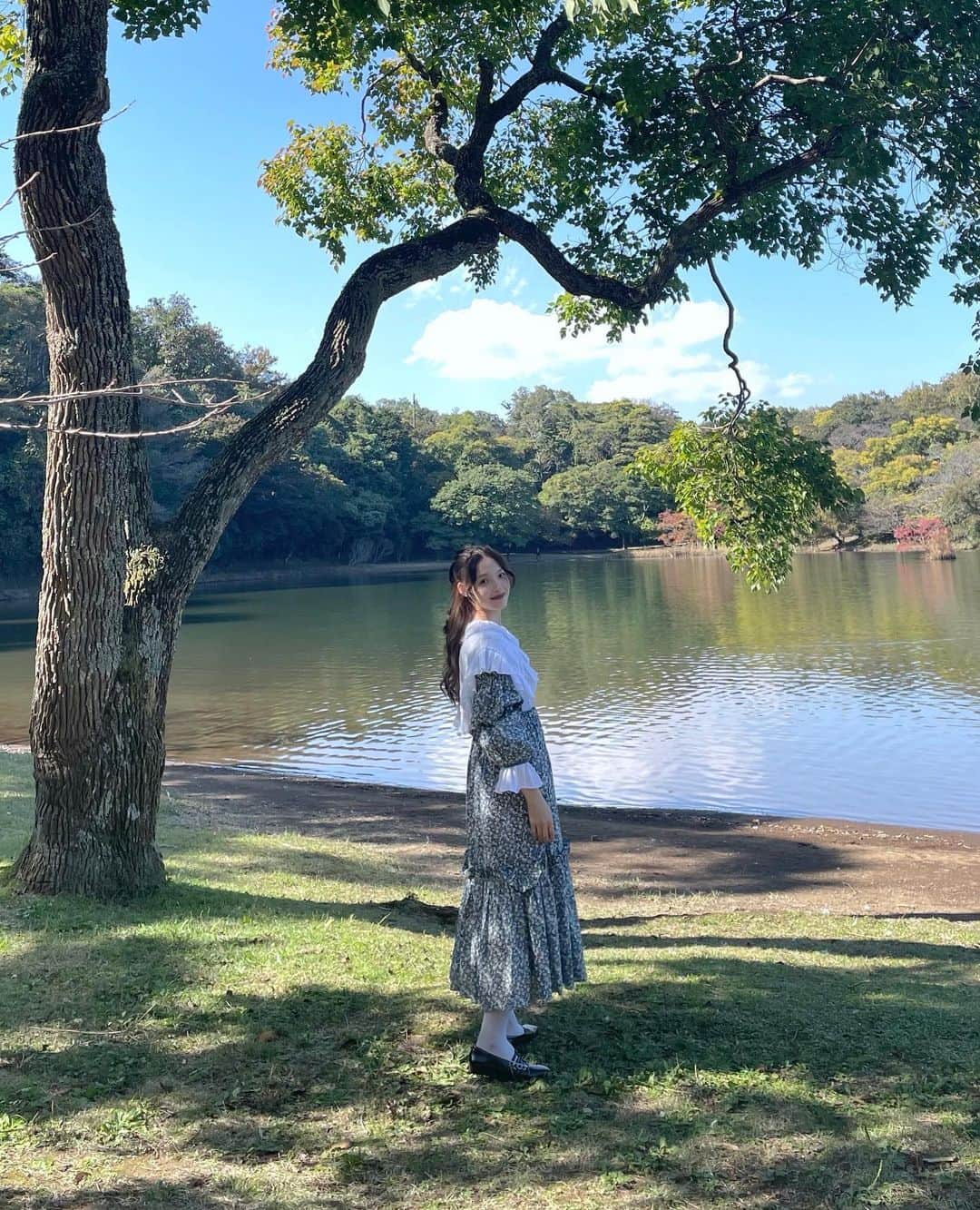 江崎ななほのインスタグラム：「去年の11月に開催されたガーリー旅 思いっきりガーリーな格好でガーリーに生きる旅。笑 　 着ているワンピースは1枚目が @poppy_tokyo のもの フルーツ柄のワンピース(これ一生好き)の中にビッグカラーのブラウスを合わせてる もう一つの水色のドレスは @otoelogy で買ったヴィンテージのもの 　 色んな系統のお洋服着るけど可愛いものって一生ときめくし大好きです 自分の好きに正直に生きてこ〜🫶🏻」