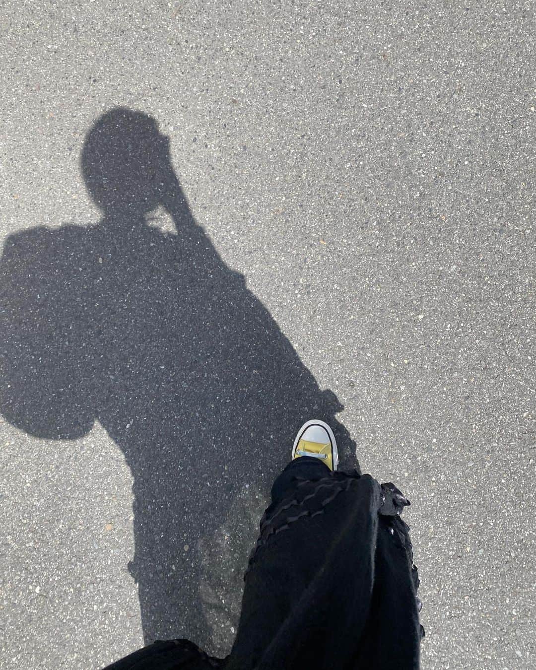柴田紗希さんのインスタグラム写真 - (柴田紗希Instagram)「かわちいジャージはサイズがきゅっと小さくて 絶妙なバランスで着たらパァとした✨ ふわワンピと黄色いコンバース合わせて 楽しく〜な日のあったかいな日の東京な日。」4月15日 20時57分 - shibasaaki