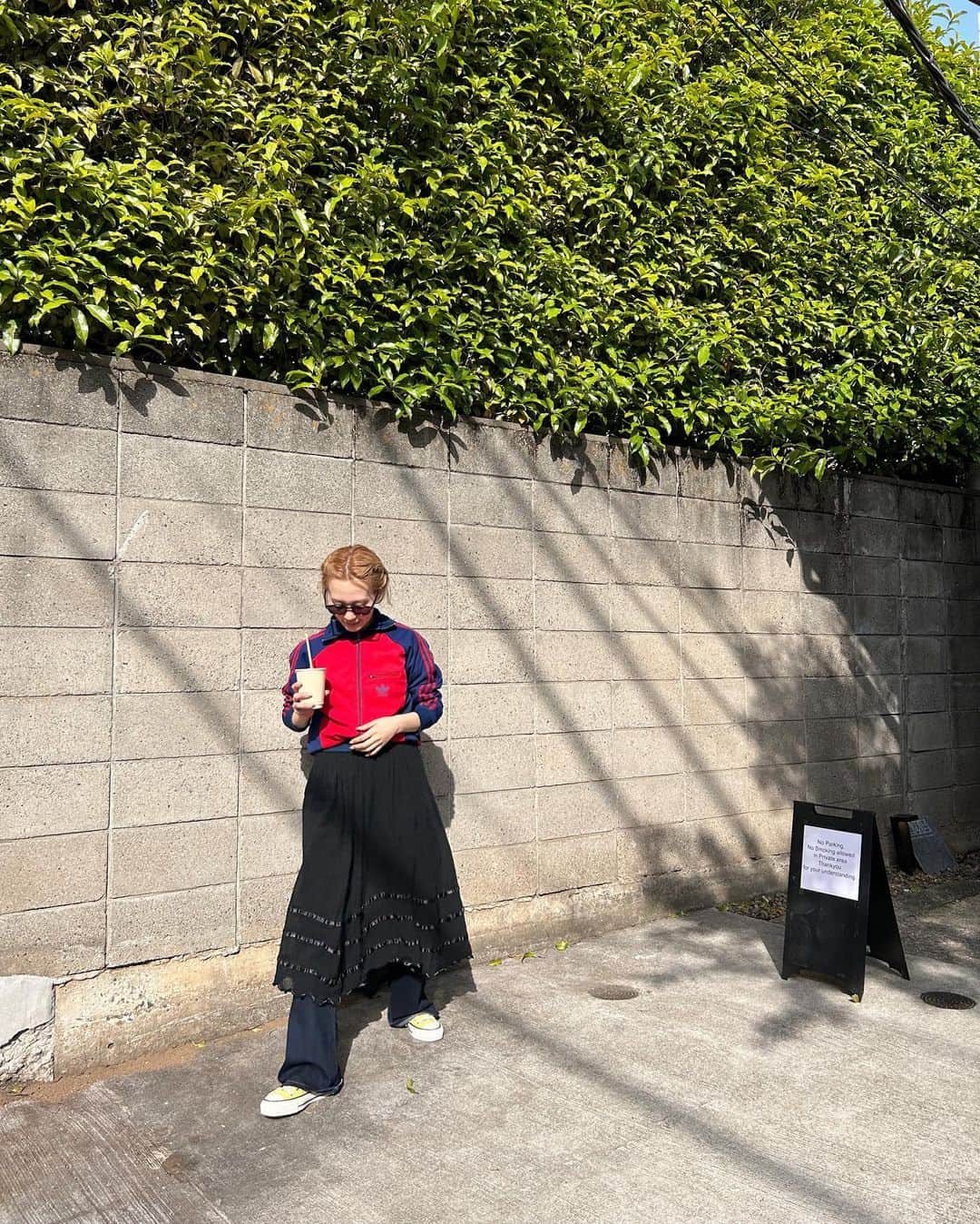 柴田紗希さんのインスタグラム写真 - (柴田紗希Instagram)「かわちいジャージはサイズがきゅっと小さくて 絶妙なバランスで着たらパァとした✨ ふわワンピと黄色いコンバース合わせて 楽しく〜な日のあったかいな日の東京な日。」4月15日 20時57分 - shibasaaki