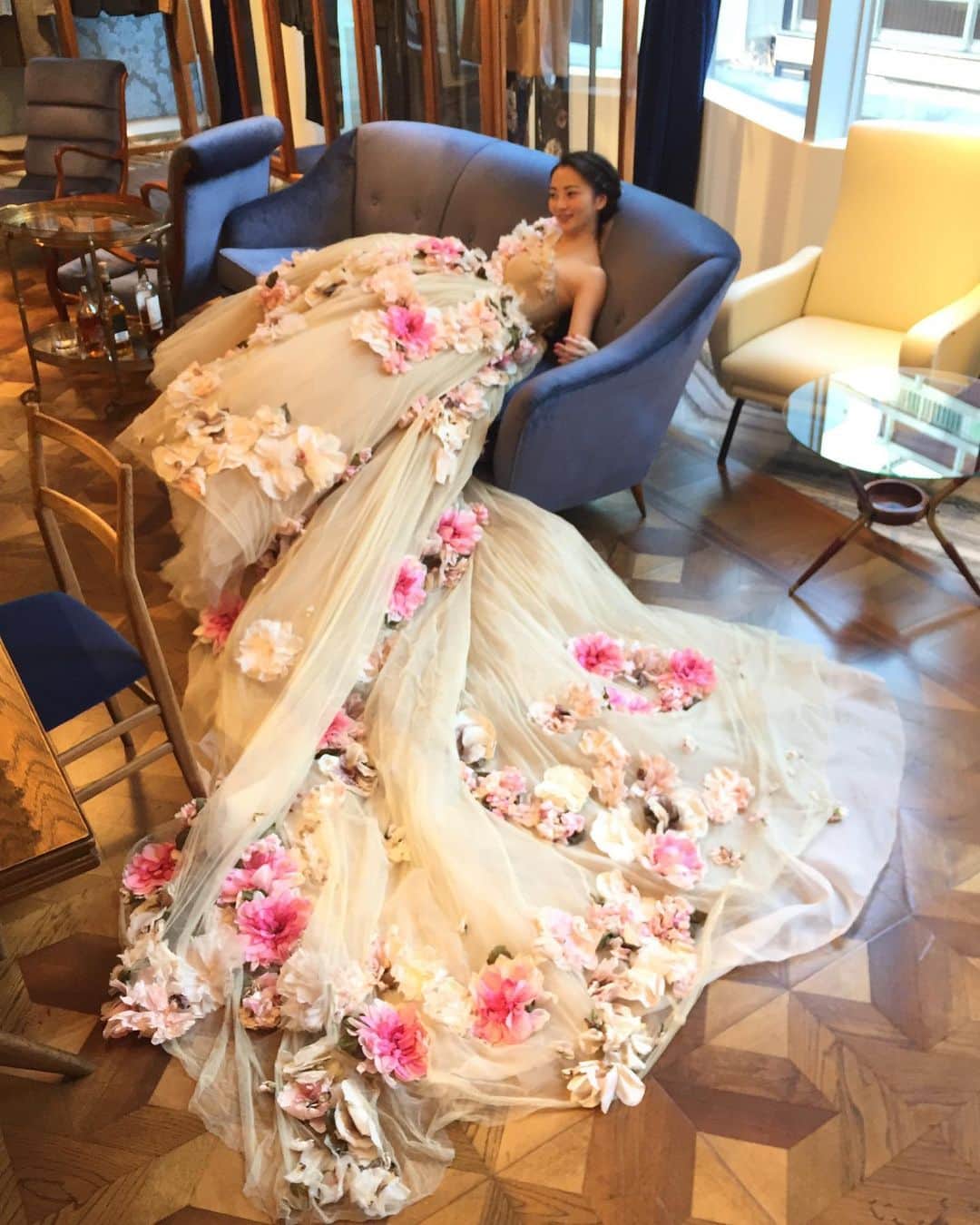 のインスタグラム：「I can’t believe it’s been 4years already😱 Final Fitting for Our Wedding💄  4年前は今より6〜7kg痩せてたかな？ 腕が全然違う💦若さもあるかも。」