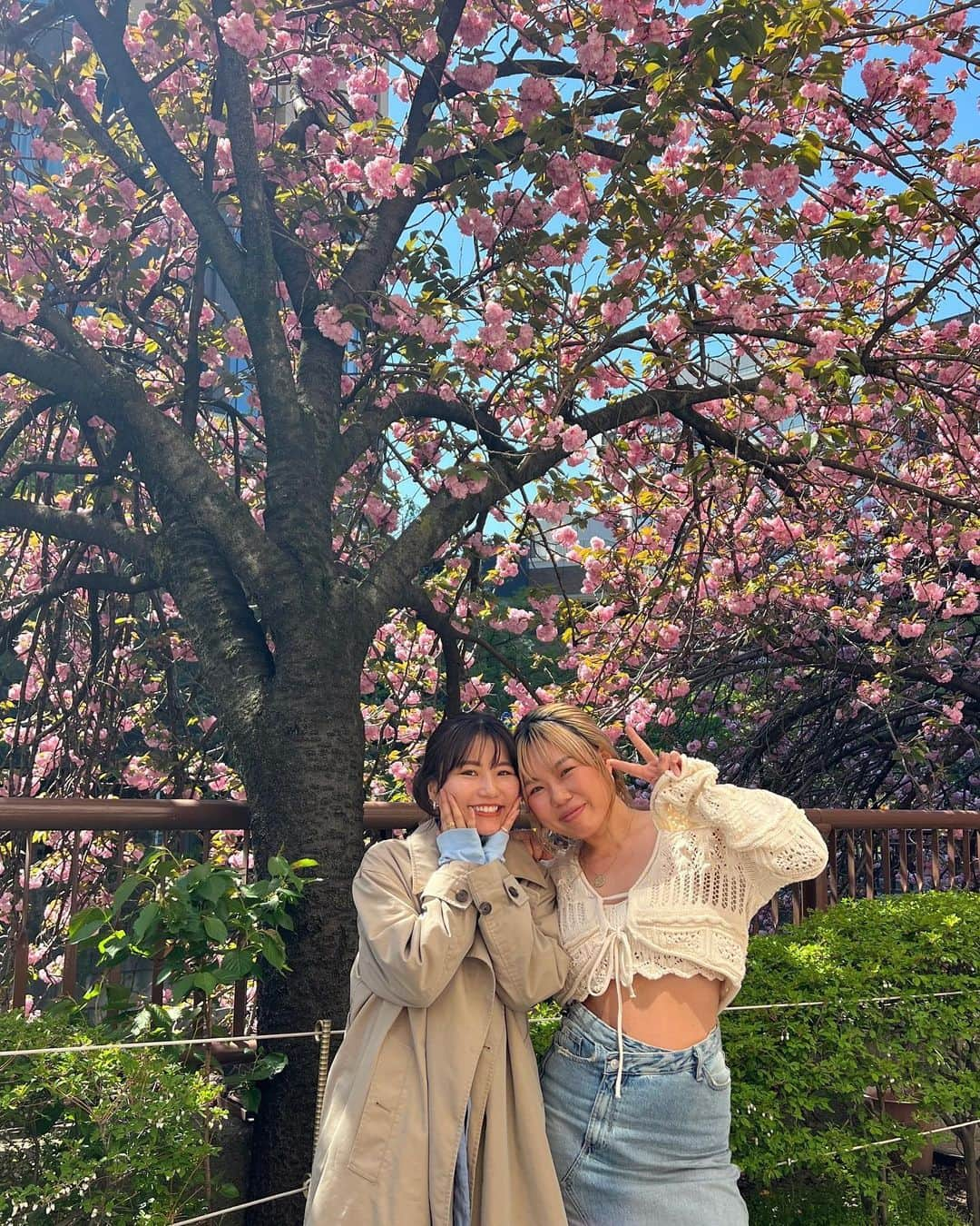 生駒幸恵さんのインスタグラム写真 - (生駒幸恵Instagram)「🌸大好きな中目黒の桜🌸  ソメイヨシノは散って、八重桜が満開でした☺︎   この日、タフティングワークショップにきてくれたみんなと記念撮影🫶🏼  thank you @manashika 🥰  #桜 #中目黒」4月15日 21時00分 - sachi_918