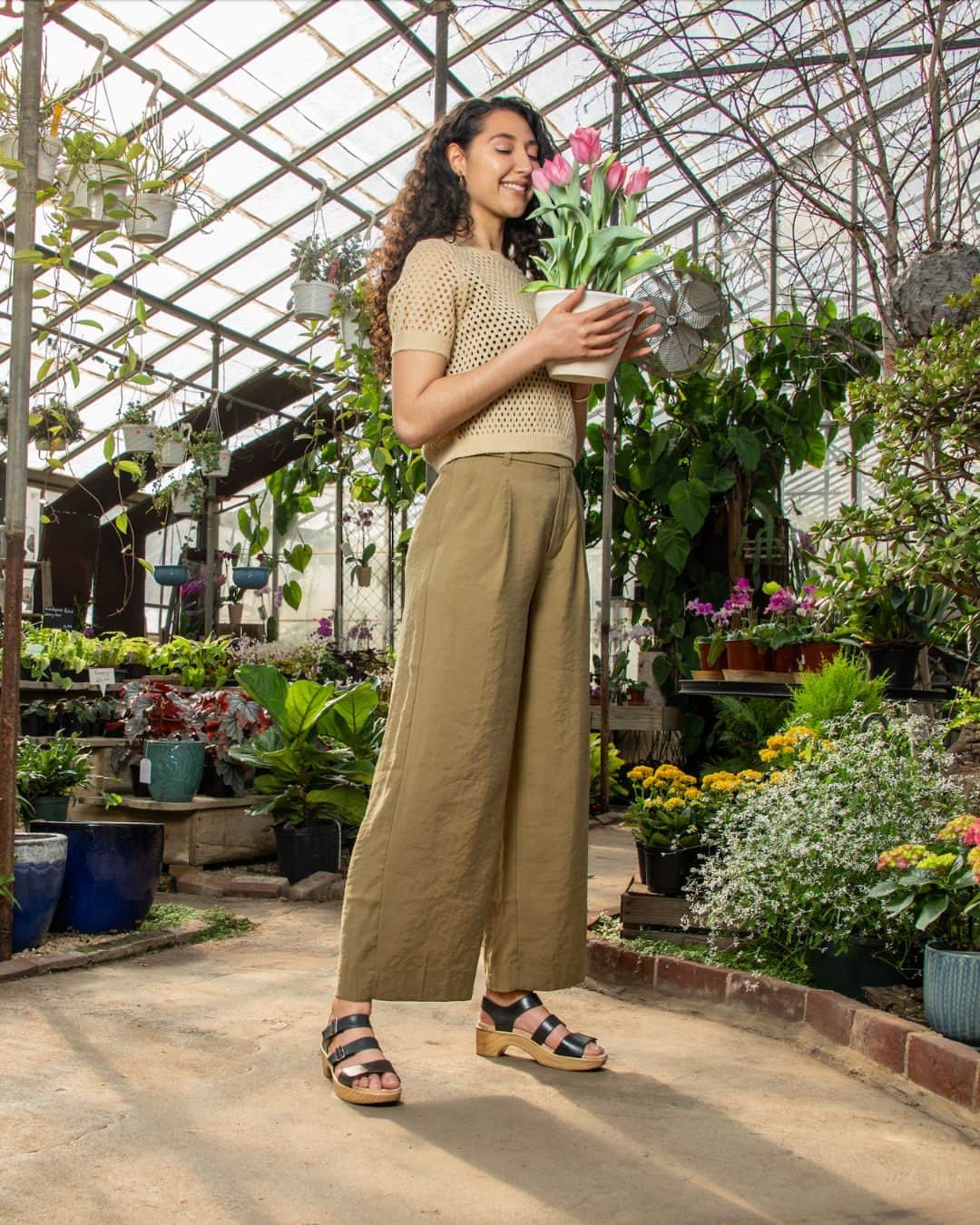 ダンスコのインスタグラム：「Stop and smell the flowers...in very comfortable sandals!  Shop Malena, link in bio.  #danskofootwear #alldaycomfort #sandalseason」