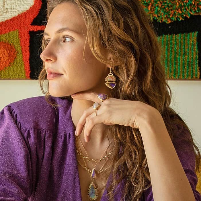 ブルックグレグソンのインスタグラム：「Enhancing inner and outer beauty with one of a kind fossilized wood opal Earrings, Rings, and Necklaces. Photo by @jeff_luker #millionsofyearsold #uniquegemstones #jewelryasart #brookegregson」