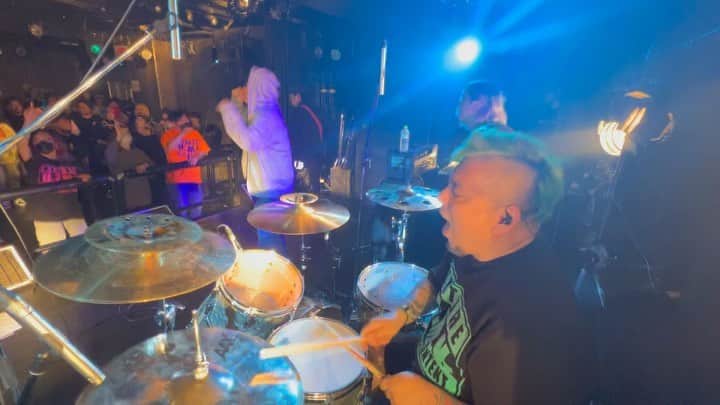 のインスタグラム：「Thumbs Up!!  -アメリカ村 BEYOND 5th ANNIVERSARY-  ありがとうございました🤘 今日は、身体を揺らして楽しんでくれてるみんなの顔がよう見れました‼️  改めてBEYOND5周年 おめでとうございます🎉  さぁ次は、 ゴリラホールでのLive 間違いない日をみんなと一緒に 共有したい‼️だから是非 来て欲しい‼️ よろしくお願いします。  #UZMK #drum #duttch」