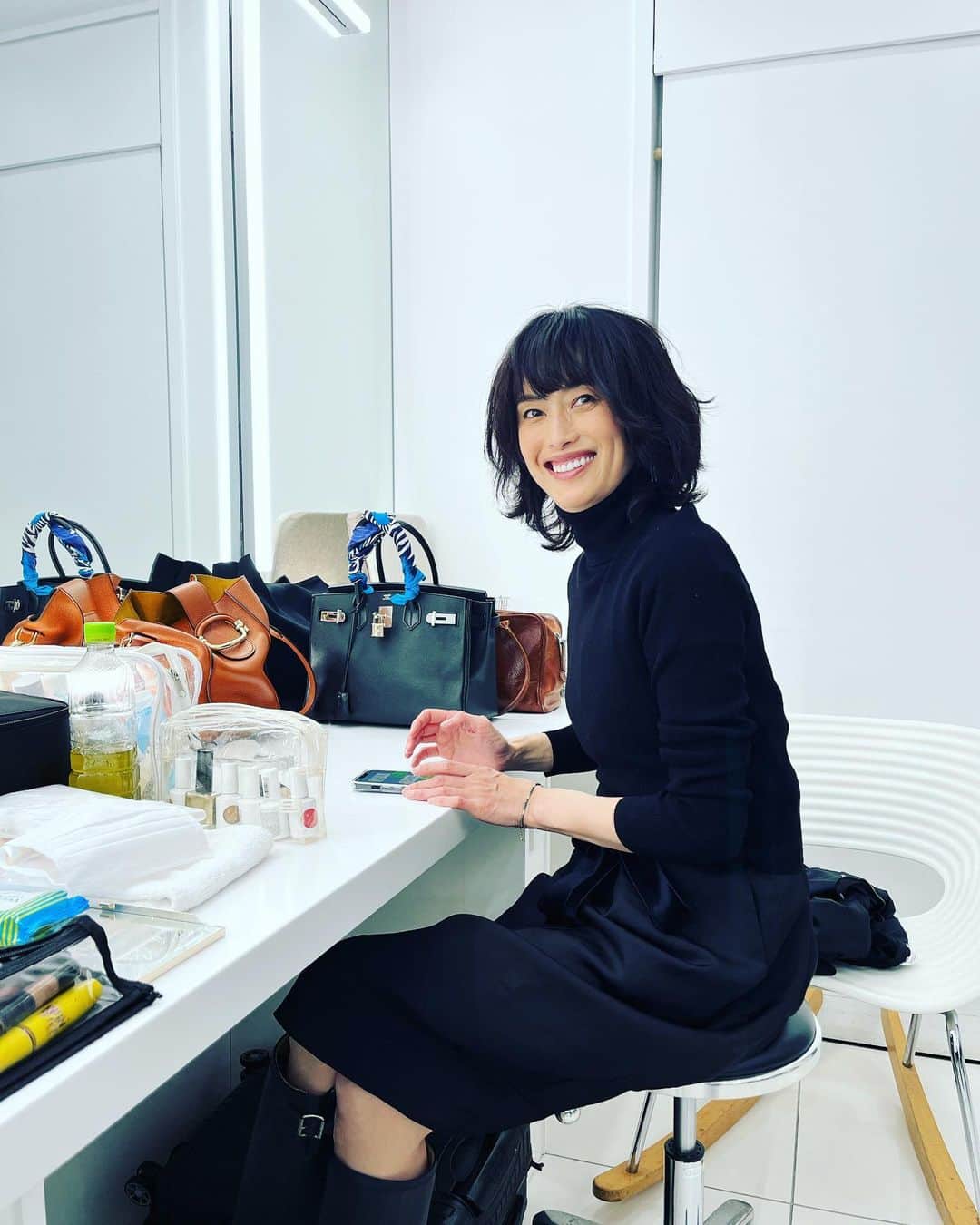 SAWAのインスタグラム：「はぁー寒い寒い。 秋冬モノが丁度良い１日。  後入りのわたくし お先にスタジオ入りされていたのが  @rina.takahashi_  　　　と @akinoriito   こりゃ間違いなく巻き巻き！ と思い、早めに行って大正解！！  "プロ✖️プロ"って凄ッ！  わたくしヘアメイクしてる間に 瞬く間に終わらせてたわょ。ww  んでもって、馴染みのメンツでの ヘアメイクルームの会話ったら もう、今だから言える！！ 的なみんなの闇トーク満載で 笑いすぎたわー。  あーーー楽しかった♪  ずっと潤しく凛とした美しさを持つ 大好きなリナさんに 久々会えて嬉しかったー。  んでもって スッ惚けもかましてしまった 保護者会だったけど… 無事に役員にもなれたようで 結果オーライ！！ヤッター！  帰路に向かう運転中 アクセル踏みながら既に 足つってたなんて 大きな声で言えないよーだ。w さてさて、ゆっくりお風呂で 温まって寝よーっと。  皆さま、お疲れ様でした！！  #メイクルーム #闇トーク #大好きな人  #幸せな時間  #いつもありがとう」