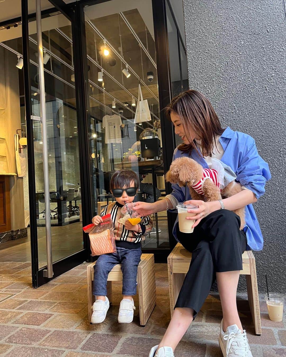 王子咲希(saki ouji)のインスタグラム：「breaktime🥤♡  息子にジュース頼もうか迷ってたら カフェの優しいお兄さんが試飲どうぞ！って オレンジジュースくれた優しすぎ🥲🥲🥲  #男の子ママ#ママコーデ#1歳ママ #親子コーデ#春コーデ #大人コーデ  #code#ootd#fashion #newbalance#ig_kids#1y7m #犬のいる暮らし#犬と子供」