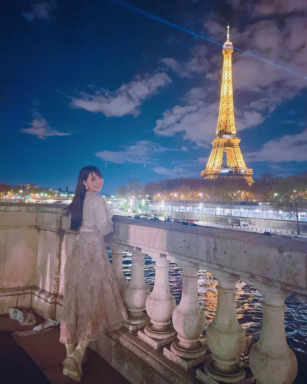 白石陽菜（桜井えりな）さんのインスタグラム写真 - (白石陽菜（桜井えりな）Instagram)「ロンドン、パリに行ってきました✨ . 30歳の誕生日は海外で迎えたいなぁ…と思ってたから嬉しかったー♡ 1人で行こうとしてたので、付き合ってくれた友達に感謝です👭 . パリは本当に優しい人たちばかりで、すごく温かい気持ちで過ごせました☺️ 美人なお友達も沢山できたよ💓 . ロンドンは大好きな映画と音楽の生まれた場所で感動しました🎬 . 最初の写真はパリの女子高生が撮ってくれたやつ✨」4月15日 21時13分 - haruna__408