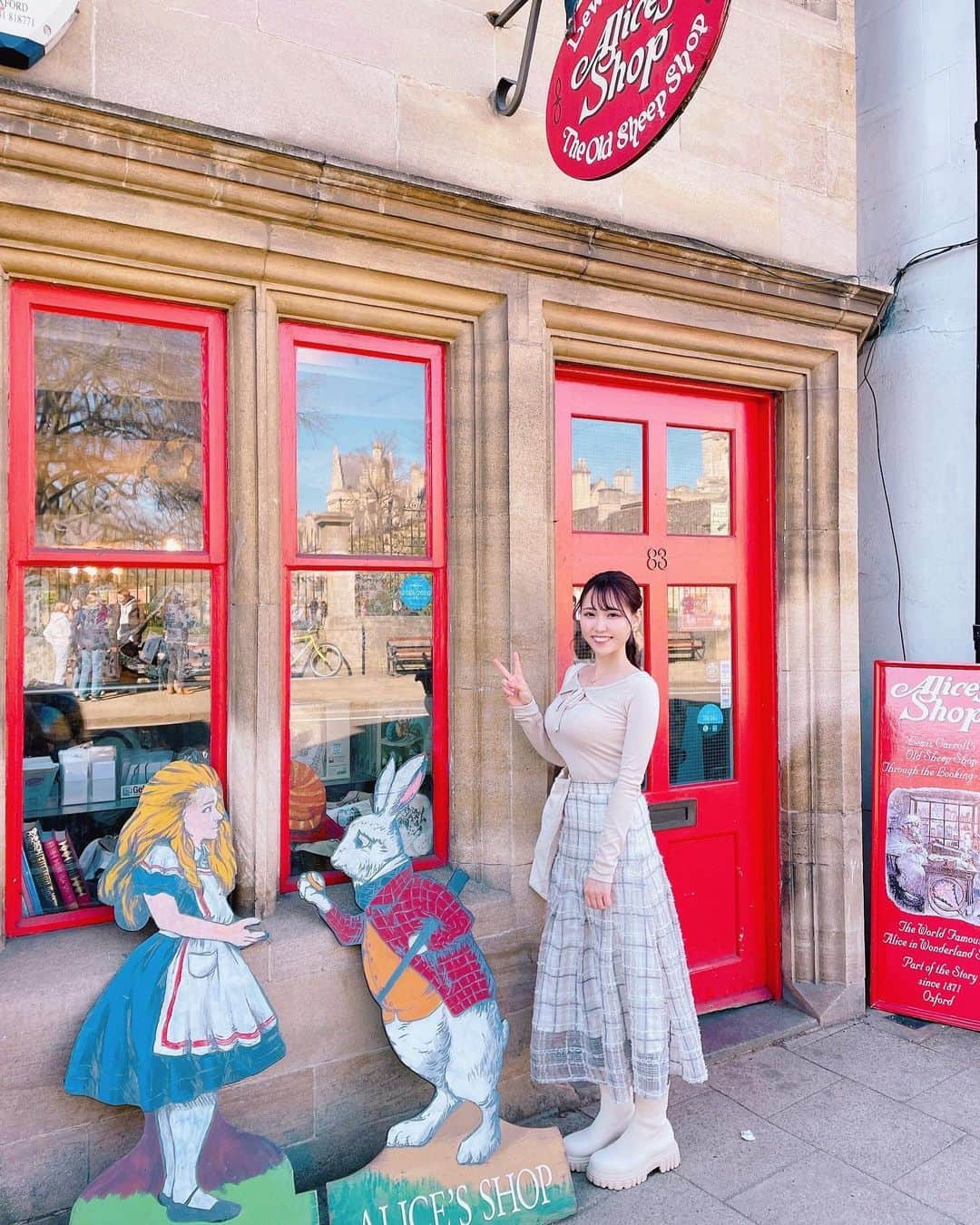 白石陽菜（桜井えりな）さんのインスタグラム写真 - (白石陽菜（桜井えりな）Instagram)「ロンドン、パリに行ってきました✨ . 30歳の誕生日は海外で迎えたいなぁ…と思ってたから嬉しかったー♡ 1人で行こうとしてたので、付き合ってくれた友達に感謝です👭 . パリは本当に優しい人たちばかりで、すごく温かい気持ちで過ごせました☺️ 美人なお友達も沢山できたよ💓 . ロンドンは大好きな映画と音楽の生まれた場所で感動しました🎬 . 最初の写真はパリの女子高生が撮ってくれたやつ✨」4月15日 21時13分 - haruna__408