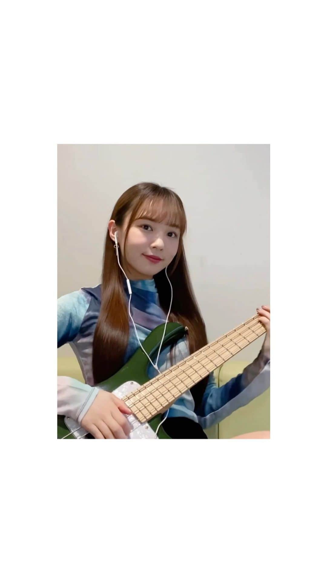 MINAのインスタグラム：「. Fighting (feat. Lee Young Ji さん) / BSS さん 弾いてみました:) @emoda_official のトップスかわいい💙🤍」