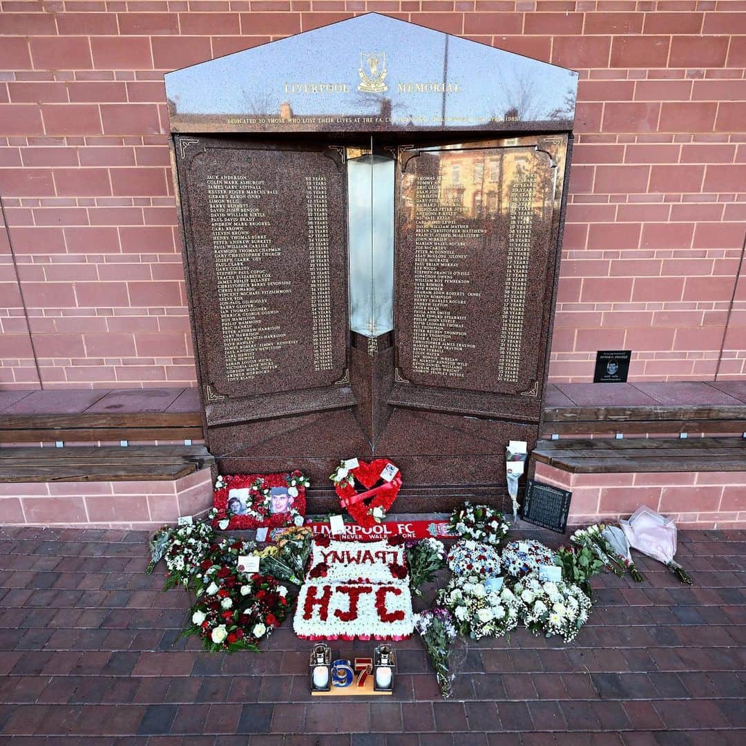 リヴァプールFCさんのインスタグラム写真 - (リヴァプールFCInstagram)「Players, staff and officials paid their respects on the 34th anniversary of the Hillsborough tragedy.」4月15日 21時07分 - liverpoolfc
