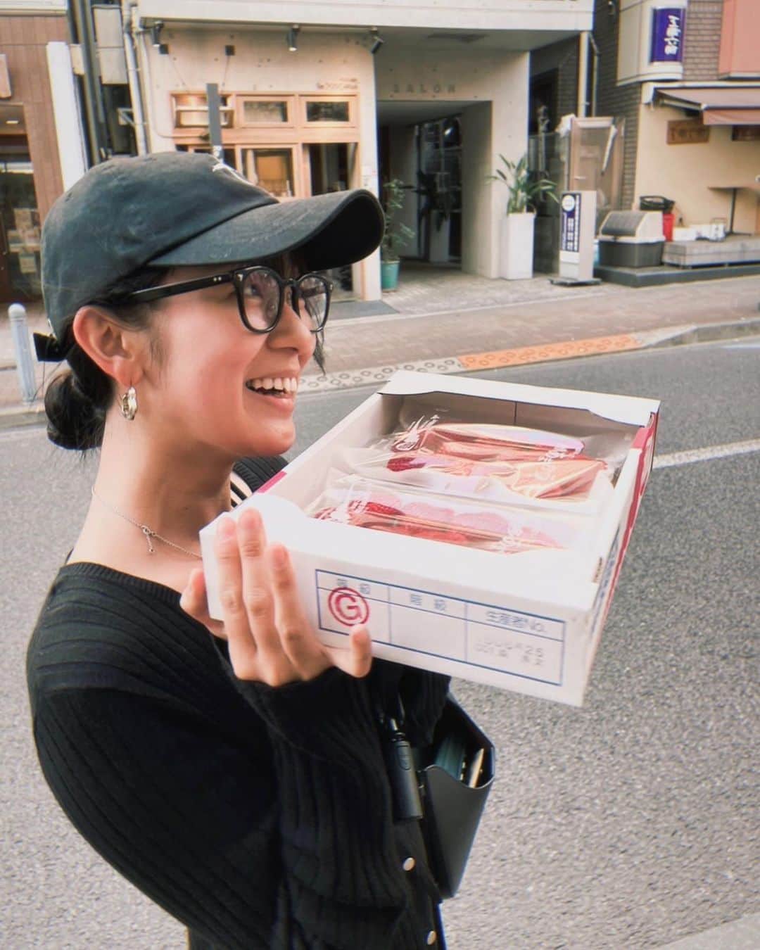 廣岡聖さんのインスタグラム写真 - (廣岡聖Instagram)「いちごを2パック連れて帰った日。🍓」4月15日 21時08分 - hirooka_hijiri