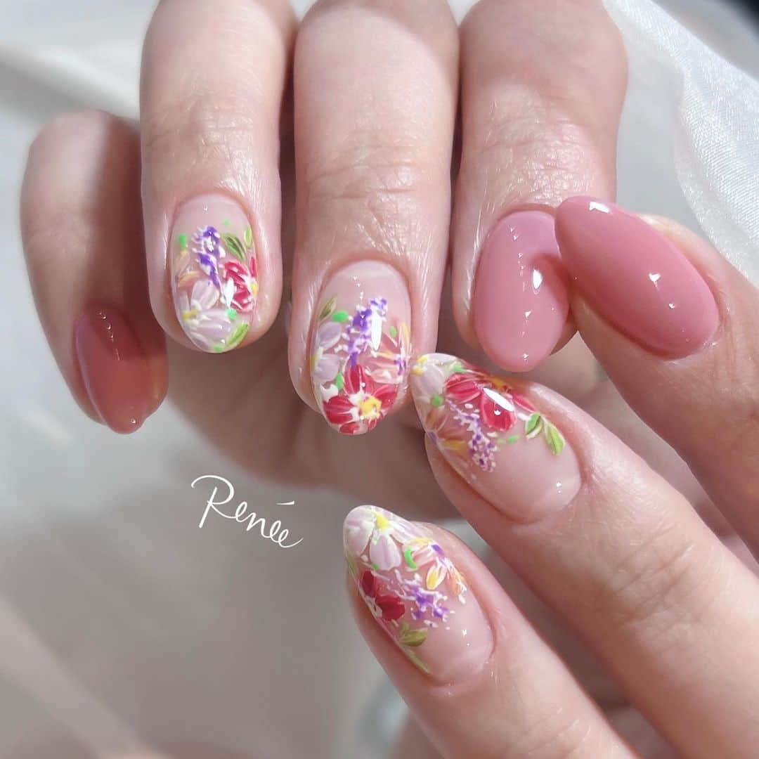 ネイルサロンレネのインスタグラム：「. ◻︎ 春になると毎年 この手書きフラワーをオーダーして くださるお客様💐💗 ⁡ design by @renee_mai.213  ⁡ ⁡ Renée 梅田店 2023年1月18日(水) 📢拡張リニューアルオープン！📢 移転先→ 530-0027 大阪府大阪市北区堂山町1-2 R&Eビル3階 ⁡ ⁡ Renée公式LINE ───────  【@bos7903t】←※@から入力🔍 ⁡ メニューに迷った方やご相談は LINEにて受け付けております。 ⁡ リピート率95% TV.メディア出演 スタッフ全員資格保持者 カラー300種類以上 パーツ1000種類以上 雑誌掲載デザイン多数 ⁡ ▶︎▶︎▶︎初回クーポンご利用頂けます ￣￣￣￣￣￣￣￣￣￣￣￣￣￣￣￣ ご予約はプロフィールTOPのリンク内 URLをご利用下さい。 ⁡ ⁡ #ネイルスクール#ネイルスクール大阪#オンラインサロン #大阪ネイルサロン#梅田ネイルサロン#おしゃれネイル#お洒落ネイル#シンプルネイル#きれいめネイル#大人ネイル#上品ネイル#ナチュラルネイル#ヌーディネイル#美フォルムネイル#美フォルム#ハイクオリティフォルム#ちゅるんネイル#フィルイン#フラワーネイル」