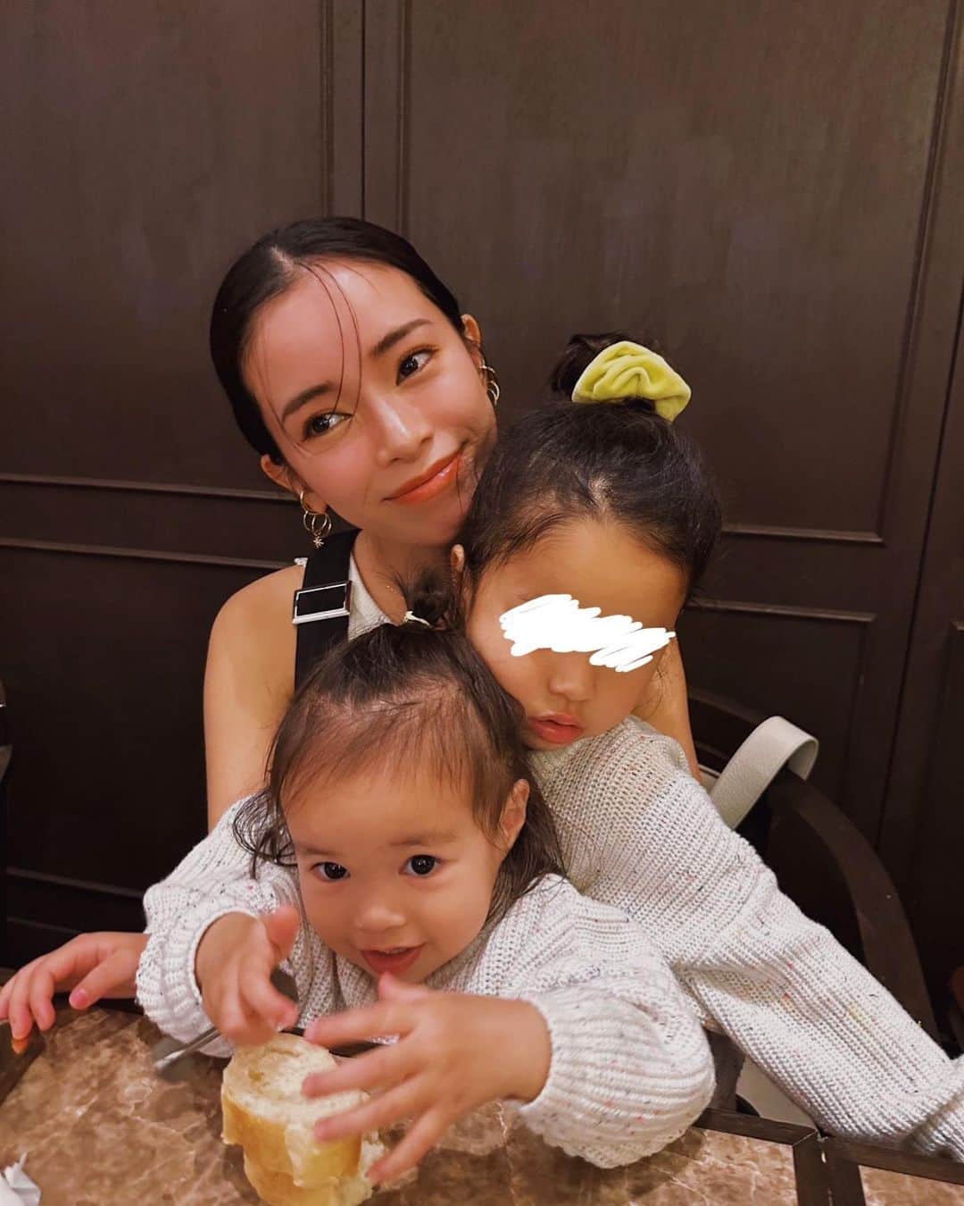 のインスタグラム：「. ほろ酔いの楽しい土曜日☺️  #momlife #mommylife #mommy  #育児 #ママライフ  #6歳 #4歳 #1歳 #motherof3 #motherhood  #family #familyphoto  #3人育児  #3児のママ #3児ママ  #familytime  #5人家族 #familyphotograhy #familyfirst」