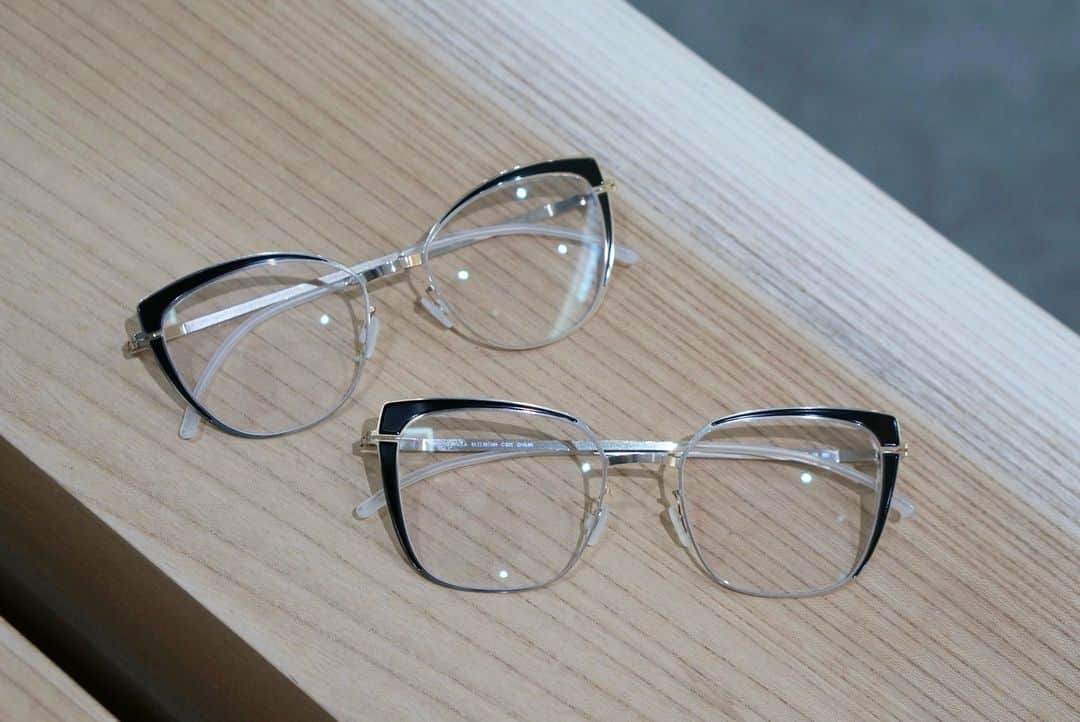 MYKITA SHOP TOKYOのインスタグラム：「【DECADES Collection "VIOLA, KELSEY"❘ Shop Osaka】  上品なカラーリングが際立つキャットアイモデルです。 華やかなスタイリングの日はもちろんですが、シンプルなスタイリングにもアクセントとなるデザインが魅力的なメガネとなっております。  DECADES Collection "VIOLA, KELSEY"❘ Shop Osaka  This cat eye model stands out for its elegant coloring. The design is attractive not only for gorgeous styling but also for simple styling.  #mykita  #mykitadecades  #eyewear  #eyewearfashion  #マイキータ  #メガネ」