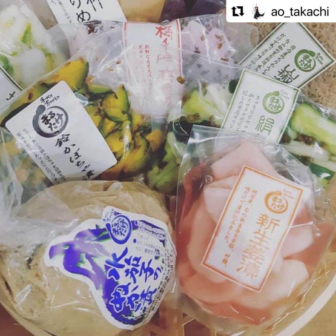 白姫あかりさんのインスタグラム写真 - (白姫あかりInstagram)「. お知らせが少し遅くなりましたが 来週4/22.23と アクセサリーたちを連れて💓 宝塚に帰ります😆🍀  関西での開催は久々なので とても嬉しいです😊 ぜひお立ち寄りいただけますと幸いです☺️  主催のまんちゃん💓 @ao_takachi  楽しみすぎるよーーー✨✨ よろしくね❤️  #Repost @ao_takachi with @use.repost ・・・ 皆様本日も1日おつかれ様でした🌸 今日はお知らせです😆 いつも東京東銀座でさせて頂いております、貴千　碧パブリックショー、この度4月に宝塚大劇場の近く、宝塚市立文化芸術センター内でさせて頂きます✊😆✨✨ 退団後からずっと続けているこの展示会、早いもので5年以上経ちます🥹✨ここまで続かせて頂けているのも力になって下さいました皆様、足をお運び頂いております皆様のおかげです。本当に本当にありがとうございます🙏☺️✨ 今回下記日程で、手塚治虫記念館の隣で開催させて頂きます🥰 とっても広いお洒落空間で、元タカラジェンヌ、そして私のお気に入りのお店の皆様と夢の共演です😍❤️✨ 是非是非お越し頂けましたら嬉しいです❣️ 当日は貴千のサロンということで、いつものカフェスペースもご用意させて頂く予定です🍀 行きたいけど場所わからないよ！と仰る方、メッセージ下さい🥰 わかりやすいアクセス方法をお伝えさせて頂きます☺️ 大劇場からも近くですのでご観劇の合間に是非お寄り頂けましたら幸いです🌸  (CHARMEさんのお写真、Instagramから使わせて頂きました。)  【貴千碧パブリックショー2023 in Takarazuka】  ◆日時 4/22(土)11:00〜18:00 4/23(日)10:00〜17:00  ◆場所 宝塚市立文化芸術センター キューブホール内にて 兵庫県宝塚市武庫川町7番64号 (手塚治虫記念館横)  ◆出展者(50音順) 白姫あかり　さん(91期) @akari_shiraki / @caline_akari.s ハンドメイドアクセサリー  澄月菜音　さん(98期) @suminadayo / @sumina_no_e イラストレーター  貴千碧(91期) @ao_takachi / @officetakachi 喜昆布  瀧川末子　さん(81期) @sueko_takigawa ハンドメイドアクセサリー  嶺乃一真　さん(89期) @happy2ndlife / @kyoutukemono.marutake 京漬物(まるたけ　さん)  皆様…もしや…もしや…4月下旬…最高に美味しい水茄子が入荷されるかもしれません‼️‼️✨まるたけさんのお漬物、どれも本当に美味しいですが、こちらのお店の水茄子、本気で美味しいです。 是非皆様にご紹介したいです🥹✨  CHARME(シャルム) さん @charme_leathers レザー商品 この度、貴千の熱烈なオファーを快くお受け下さいました🥹❤️松屋銀座のミモザコレクションでご一緒させて頂きましたがそのカラーバリエーションの豊富さと触り心地の良い革感、お洒落なデザインに沢山の女子の心を奪ってらっしゃいました。色んな百貨店様で出店されていて関西ではなかなか出店されていらっしゃらなくて、貴千の小さな小さなお店で貴重な出店となります😭🙏✨ CHARMEファンの皆様この機会に是非お立ち寄り下さい‼️  M_ALLEY さん @m.alleyalley ミシン刺繍 末子さんからのご紹介でとっっても可愛い刺繍デザインのお店です🥰私も早速イニシャルポーチを購入してしまいました😆ご縁を頂けてとても嬉しいです🍀  Kyoto candle Lieru  さん @kyotocandle_lieru 人工香料を一切使用していないキャンドル  昨年東銀座で初めて出店して頂きました😍アロマの心安らぐ香りとキャンドル好きの方にはたまらないラインナップ✨🕯 リラックスタイムに是非いかがでしょうか❤️  ◆入場無料  ◆お支払い 現金・キャッシュレス決(クレジットカードご使用頂けます)  ♦︎持ち物 訪れる勇気🫣🤭❤️  皆様との久しぶりの再会を心から楽しみにしております☺️🌸✨」4月15日 21時22分 - akari_shiraki