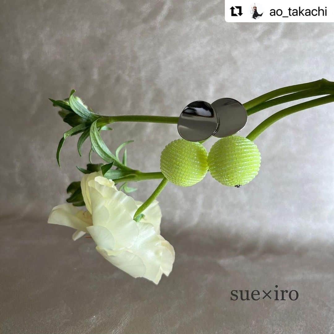 白姫あかりさんのインスタグラム写真 - (白姫あかりInstagram)「. お知らせが少し遅くなりましたが 来週4/22.23と アクセサリーたちを連れて💓 宝塚に帰ります😆🍀  関西での開催は久々なので とても嬉しいです😊 ぜひお立ち寄りいただけますと幸いです☺️  主催のまんちゃん💓 @ao_takachi  楽しみすぎるよーーー✨✨ よろしくね❤️  #Repost @ao_takachi with @use.repost ・・・ 皆様本日も1日おつかれ様でした🌸 今日はお知らせです😆 いつも東京東銀座でさせて頂いております、貴千　碧パブリックショー、この度4月に宝塚大劇場の近く、宝塚市立文化芸術センター内でさせて頂きます✊😆✨✨ 退団後からずっと続けているこの展示会、早いもので5年以上経ちます🥹✨ここまで続かせて頂けているのも力になって下さいました皆様、足をお運び頂いております皆様のおかげです。本当に本当にありがとうございます🙏☺️✨ 今回下記日程で、手塚治虫記念館の隣で開催させて頂きます🥰 とっても広いお洒落空間で、元タカラジェンヌ、そして私のお気に入りのお店の皆様と夢の共演です😍❤️✨ 是非是非お越し頂けましたら嬉しいです❣️ 当日は貴千のサロンということで、いつものカフェスペースもご用意させて頂く予定です🍀 行きたいけど場所わからないよ！と仰る方、メッセージ下さい🥰 わかりやすいアクセス方法をお伝えさせて頂きます☺️ 大劇場からも近くですのでご観劇の合間に是非お寄り頂けましたら幸いです🌸  (CHARMEさんのお写真、Instagramから使わせて頂きました。)  【貴千碧パブリックショー2023 in Takarazuka】  ◆日時 4/22(土)11:00〜18:00 4/23(日)10:00〜17:00  ◆場所 宝塚市立文化芸術センター キューブホール内にて 兵庫県宝塚市武庫川町7番64号 (手塚治虫記念館横)  ◆出展者(50音順) 白姫あかり　さん(91期) @akari_shiraki / @caline_akari.s ハンドメイドアクセサリー  澄月菜音　さん(98期) @suminadayo / @sumina_no_e イラストレーター  貴千碧(91期) @ao_takachi / @officetakachi 喜昆布  瀧川末子　さん(81期) @sueko_takigawa ハンドメイドアクセサリー  嶺乃一真　さん(89期) @happy2ndlife / @kyoutukemono.marutake 京漬物(まるたけ　さん)  皆様…もしや…もしや…4月下旬…最高に美味しい水茄子が入荷されるかもしれません‼️‼️✨まるたけさんのお漬物、どれも本当に美味しいですが、こちらのお店の水茄子、本気で美味しいです。 是非皆様にご紹介したいです🥹✨  CHARME(シャルム) さん @charme_leathers レザー商品 この度、貴千の熱烈なオファーを快くお受け下さいました🥹❤️松屋銀座のミモザコレクションでご一緒させて頂きましたがそのカラーバリエーションの豊富さと触り心地の良い革感、お洒落なデザインに沢山の女子の心を奪ってらっしゃいました。色んな百貨店様で出店されていて関西ではなかなか出店されていらっしゃらなくて、貴千の小さな小さなお店で貴重な出店となります😭🙏✨ CHARMEファンの皆様この機会に是非お立ち寄り下さい‼️  M_ALLEY さん @m.alleyalley ミシン刺繍 末子さんからのご紹介でとっっても可愛い刺繍デザインのお店です🥰私も早速イニシャルポーチを購入してしまいました😆ご縁を頂けてとても嬉しいです🍀  Kyoto candle Lieru  さん @kyotocandle_lieru 人工香料を一切使用していないキャンドル  昨年東銀座で初めて出店して頂きました😍アロマの心安らぐ香りとキャンドル好きの方にはたまらないラインナップ✨🕯 リラックスタイムに是非いかがでしょうか❤️  ◆入場無料  ◆お支払い 現金・キャッシュレス決(クレジットカードご使用頂けます)  ♦︎持ち物 訪れる勇気🫣🤭❤️  皆様との久しぶりの再会を心から楽しみにしております☺️🌸✨」4月15日 21時22分 - akari_shiraki