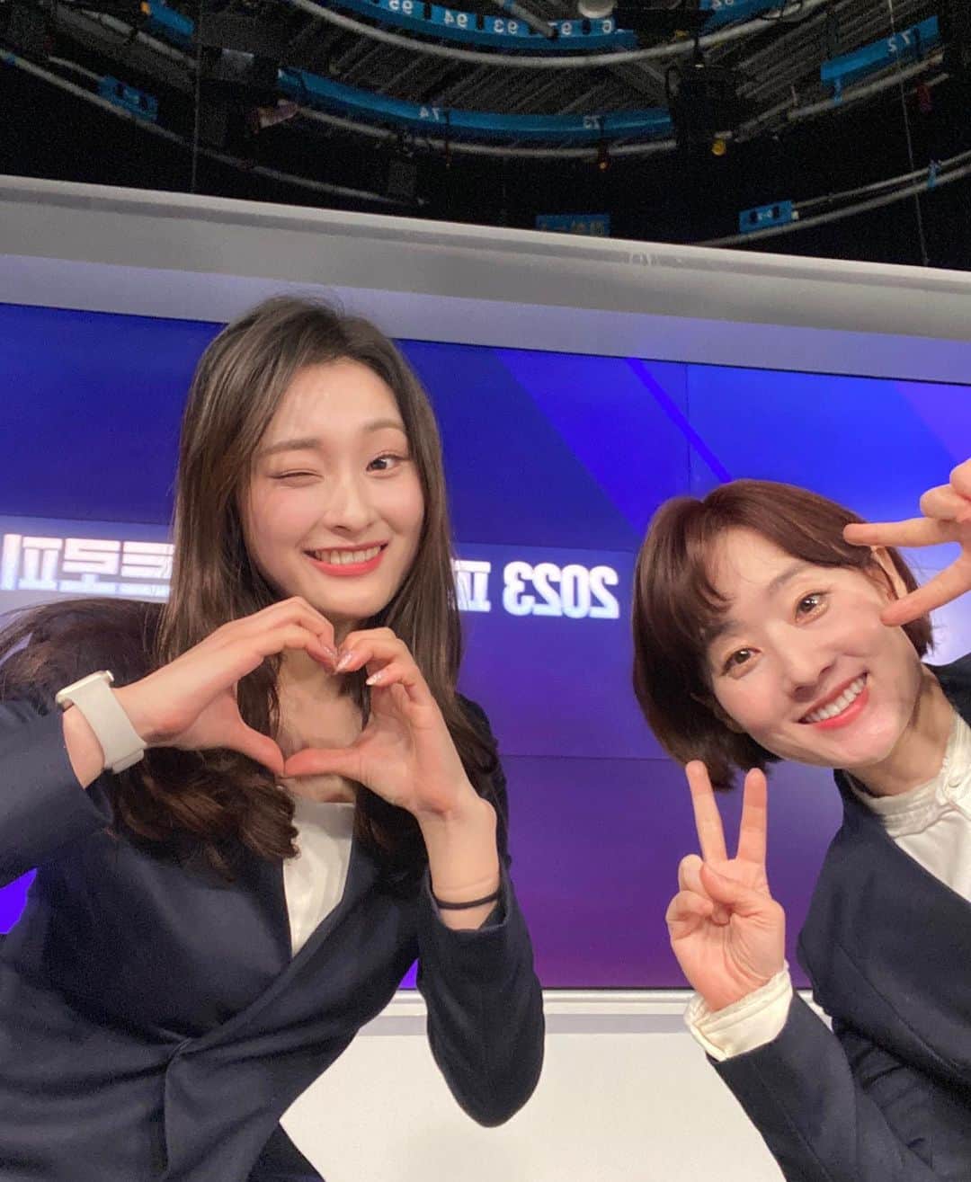 イ・ホジュンのインスタグラム：「와우🥹  감동의 연속ㅠㅠㅠ 팀 트로피 최초 출전, 최초 은메달의 쾌거를 우리 팀 코리아 선수들이 해냈어요!!!🇰🇷🇰🇷🇰🇷  22/23 시즌은 주니어 선수들의 그랑프리 무대부터 마지막 팀 트로피까지 특히나 더 길었던 시즌이었어요🤪  최초의 연속, 믿기지 않는 대단한 성적들! 그리고 마지막까지 이렇게 화려하게 장식하다니!! 우리 피겨 강국 맞나봐유ㅠㅠㅠ😭🇰🇷  긴 시즌동안 선수들, 코치 선생님들, SBS 피겨 중계팀🫶🏻  그리고 무엇보다 함께 생생한 현장 즐겨주신 피겨 팬 여러분 모두 감사합니다!  고생 많으셨습니다아ㅏㅏ🤍 정말 행복한 시즌이었어요 >__<💕  (다음 시즌 벌써 기대된다…🤩)」