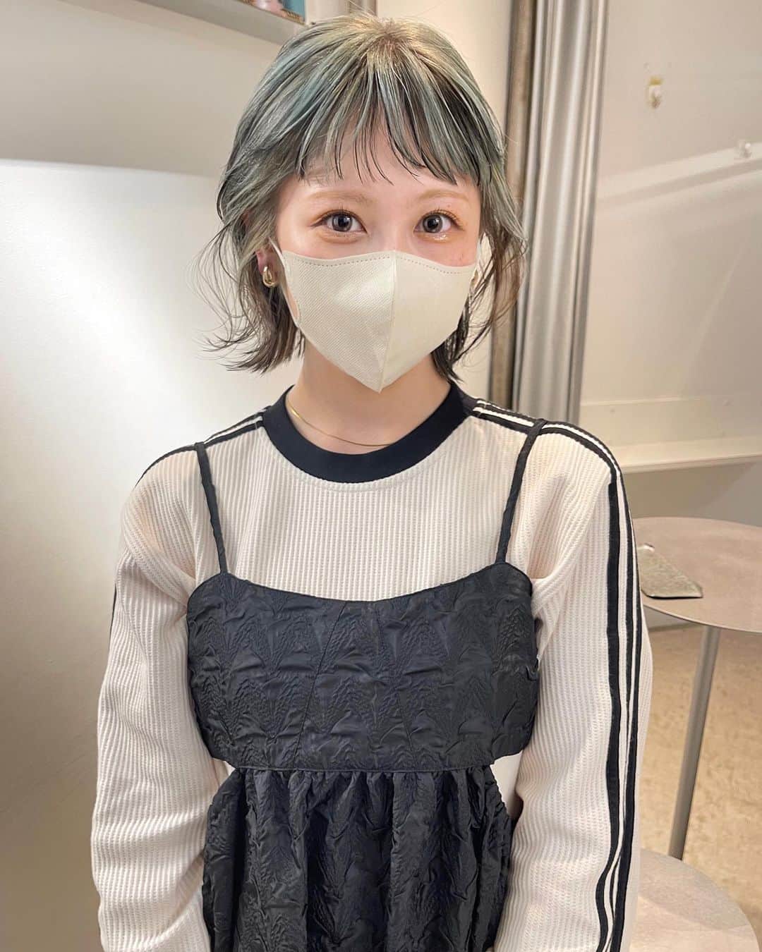 ARISAのインスタグラム：「ㅤㅤㅤㅤㅤㅤㅤㅤㅤㅤㅤㅤㅤ ㅤㅤㅤㅤㅤㅤㅤㅤㅤㅤㅤㅤㅤㅤㅤㅤㅤㅤㅤㅤㅤㅤㅤㅤㅤㅤ ㅤㅤㅤㅤㅤㅤㅤㅤㅤㅤㅤㅤㅤ new hairはチョコミント🍃 ㅤㅤㅤㅤㅤㅤㅤㅤㅤㅤㅤㅤㅤ mint greenベースに 寒色系混ぜってもらって あえてムラ感ある 可愛い髪色になりました🐢♡ ㅤㅤㅤㅤㅤㅤㅤㅤㅤㅤㅤㅤㅤ 360°どこからみても可愛すぎる。 ㅤㅤㅤㅤㅤㅤㅤㅤㅤㅤㅤㅤㅤ ㅤㅤㅤㅤㅤㅤㅤㅤㅤㅤㅤㅤㅤ @miku__kondo さん 天才すぎます、 いつもありがとうございます♡ ㅤㅤㅤㅤㅤㅤㅤㅤㅤㅤㅤㅤㅤ ㅤㅤㅤㅤㅤㅤㅤㅤㅤㅤㅤㅤㅤ ㅤㅤㅤㅤㅤㅤㅤㅤㅤㅤㅤㅤㅤ ㅤㅤㅤㅤㅤㅤㅤㅤㅤㅤㅤㅤㅤ #イメチェン#ヘアカラー#カラー#ミントグリーン#ペールカラー #ペールグリーン #ローライト#ローライトカラー #オン眉#オン眉ボブ #ボブアレンジ #巻き髪 #巻き髪アレンジ #ハイトーンカラー #ハイトーンボブ #アディダス#アディダスコーデ #キャミワンピ#ミニワンピ#レイビームス#ビームス#カラコン#フランミー#さくらロール」