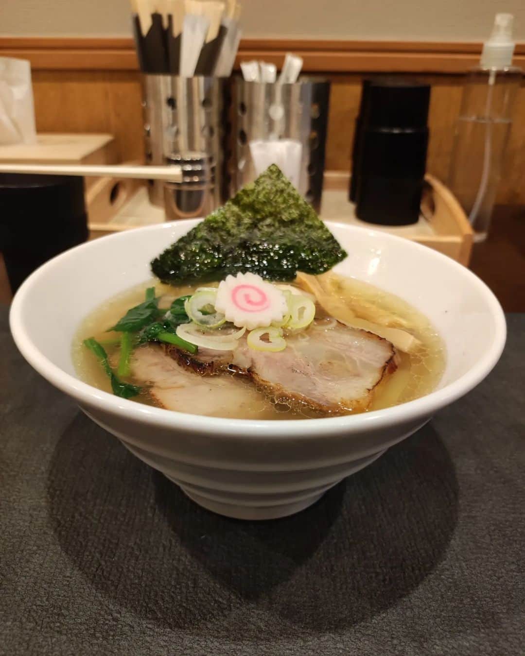 つけMen野郎のインスタグラム：「塩ら〜麺+味玉+チャーシュー飯 手打ち蓮 もう一度塩が食べたかったのと、こちらのチャーシュー飯が食べたかった。相変わらず平日夜はすんなり入れるから狙い目。この日のスープは前回食べた時よりも煮干しが強く感じられ、貝柱は控えめ。チャーシューは炙ったものを提供しており、香ばしさが感じられて好き。チャーシュー飯もふんだんにチャーシュー入っていて、これはかなりお得でおいしい。何やら麺の硬さもオーダーできるようなので、次に機会あれば柔めにしてみたい。」
