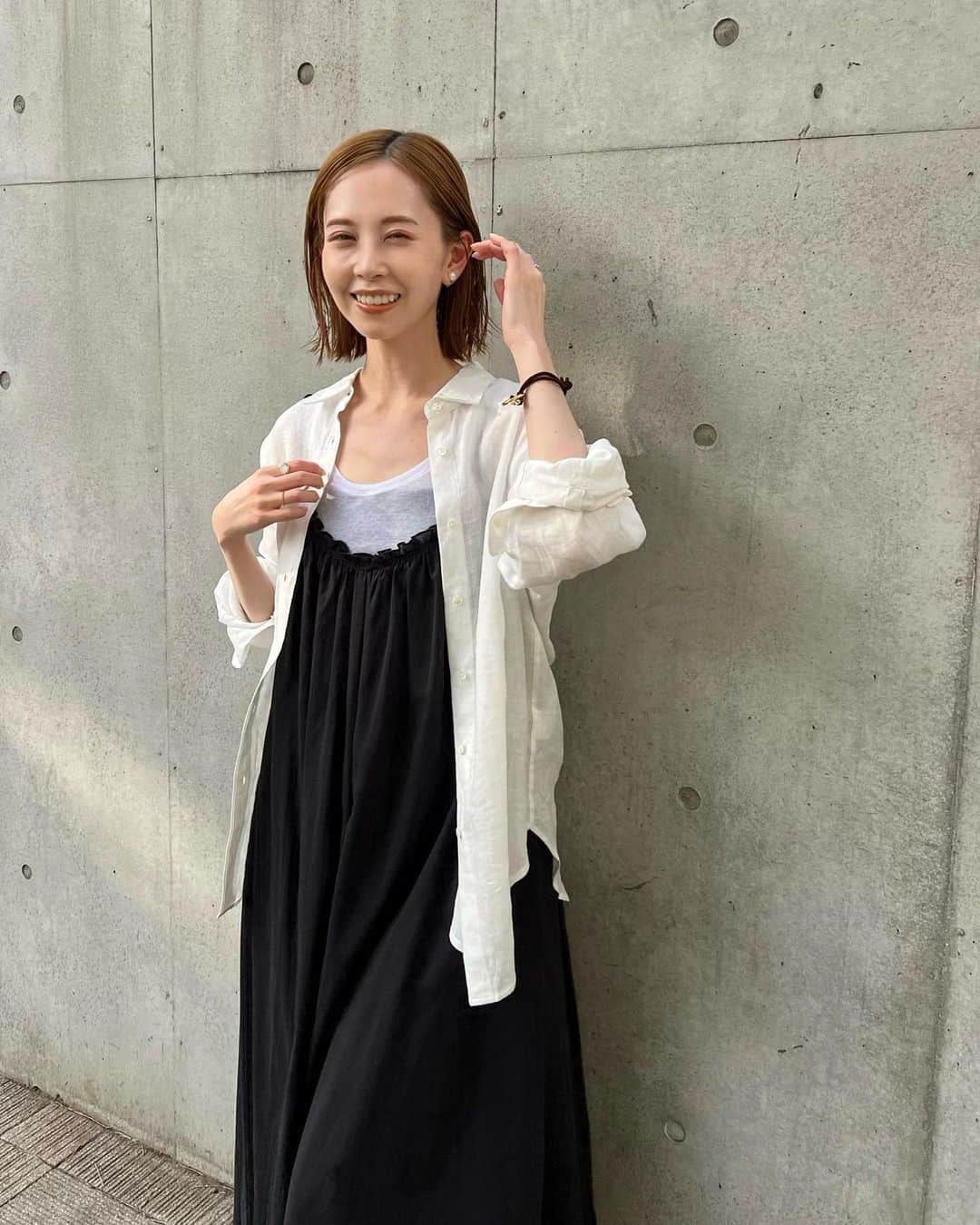 はれこのインスタグラム：「最近のいろいろ🤍🩵 写真10枚載せました✌🏻  白いシャツとスカートはリアルバイ🐥 シャツは36です  これから発売するSLOBE IENAのお洋服とサンダルも少しだけ🩴 サンダルは(#はれここれ買う)です  -  @slobeiena  shirt no.23050912304010 skirt no.23060912302110  -  #slobeiena  #スローブイエナ  #春服コーディネート  #春のコーデ  #夏服コーディネート  #夏のコーデ  #白シャツコーデ」