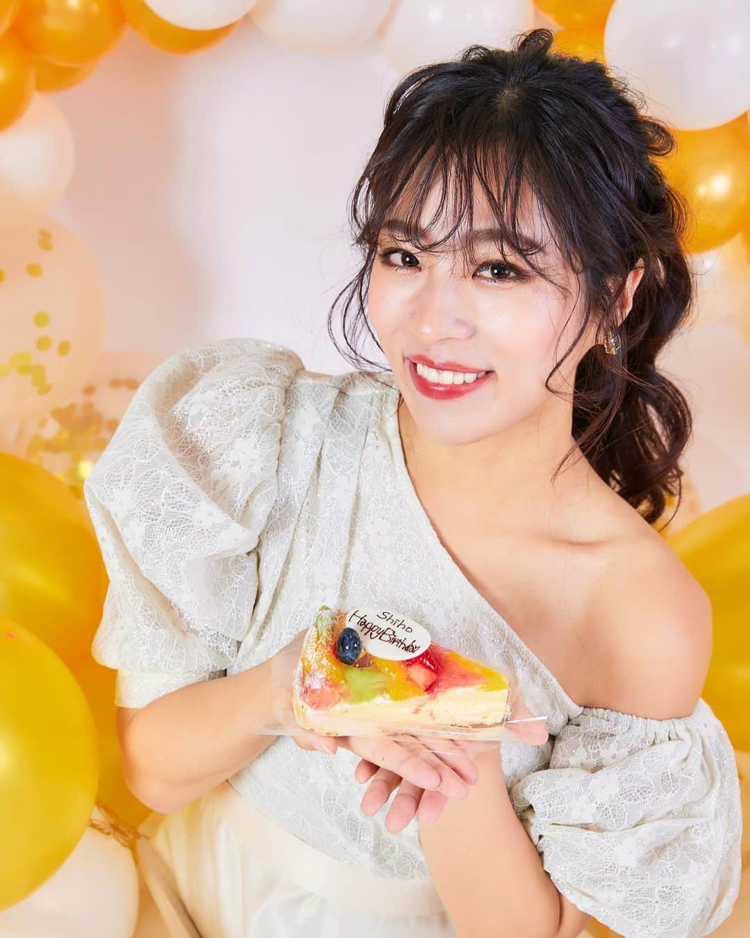 絹野志朋のインスタグラム：「"愛と感謝"  これからも変わらず 私の人生のテーマとなる言葉です。  お誕生日に、本当に沢山の方から LINE、電話、DM、投稿へのコメント、 嬉しすぎるメッセージを頂いて、 大好きな人たちにお祝いしてもらって、 愛をい〜っっぱい受け取りました❤️  いつも関わって下さっている皆さん 心の底から、感謝しています。 本当にありがとうございます🥰🥰  そして皆さんへの感謝の気持ちを 全て、大きな「愛」に変えて １人１人との関わりを大切にし、 大きな夢や目標を描き、 毎日を大切に生きていこうと思います✨  また１年後に、 沢山の方への「愛と感謝」が溢れる そんな年になることを願って。  I always love and thank you all.  Shiho  ⋱⋰ ⋱⋰ ⋱⋰ ⋱⋰ ⋱⋰ ⋱⋰ ⋱⋰ ⋱⋰  周りの人から大好評だった 今回のBirthday Photoについては 次の投稿で詳しく話します💛  私の夢の１つが、叶いました🥹 本当に本当に、ありがとう。 . .」