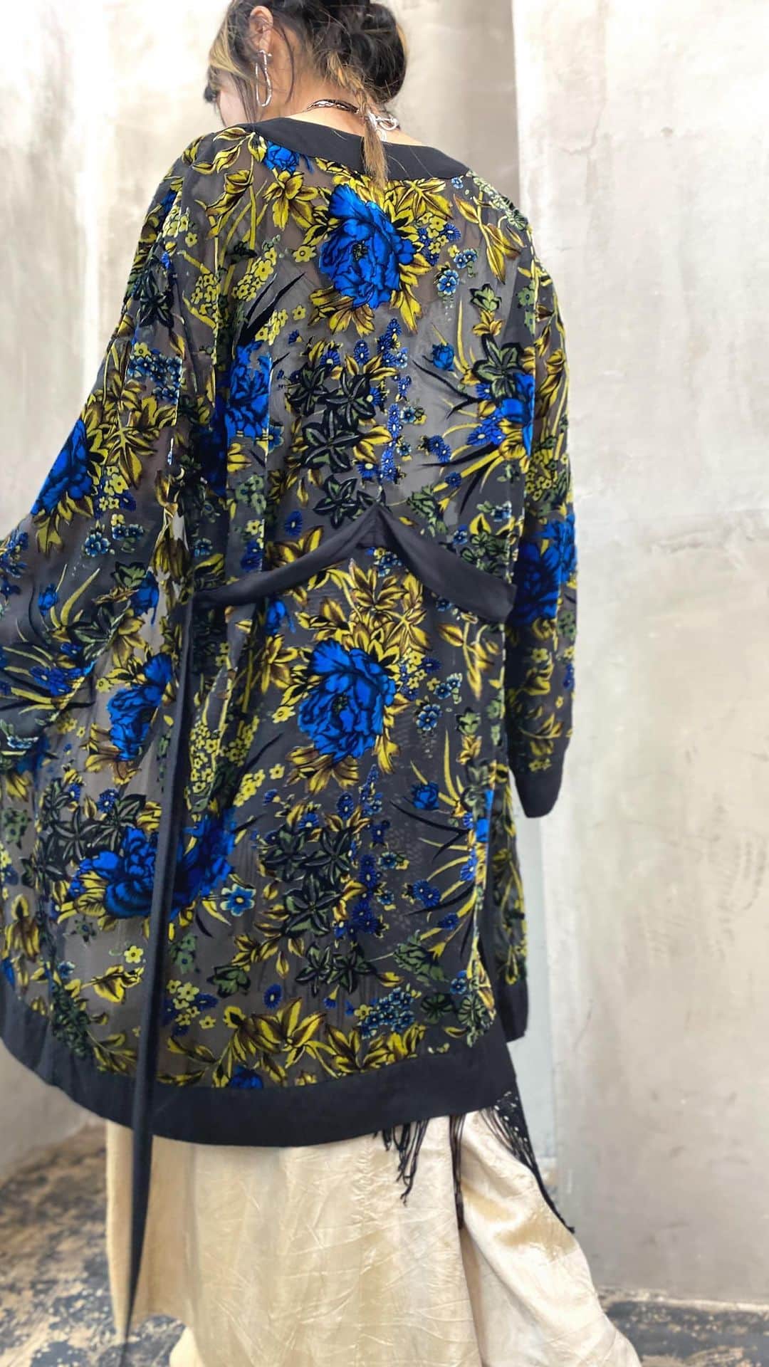 Chief used&vintageのインスタグラム：「“Floral Sheer Gown” Online Store New Arrival 🔵 オンラインストアにて販売中 在庫１点のみ  軽やかなブロックシアーに ヴィヴィットブルーのフラワーパターン。 素肌にふわりと羽織っていただくと 立体的なテキスタイルが映えて素敵です。  詳細はタグ付けより オンラインストア商品ページにお進みください。  #ヴィンテージ #ヴィンテージファッション  #古着 #古着コーデ #ヴィンテージ古着 #春コーデ #個性的ファッション #ヴィンテージガウン」