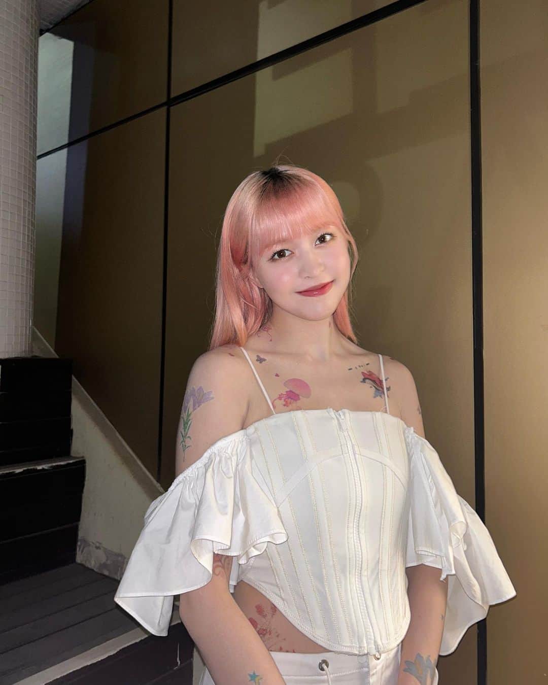 NMIXXさんのインスタグラム写真 - (NMIXXInstagram)「NSWERs on my heart just like a tattoo. #NMIXX #엔믹스 #LILY #릴리」4月15日 21時17分 - nmixx_official