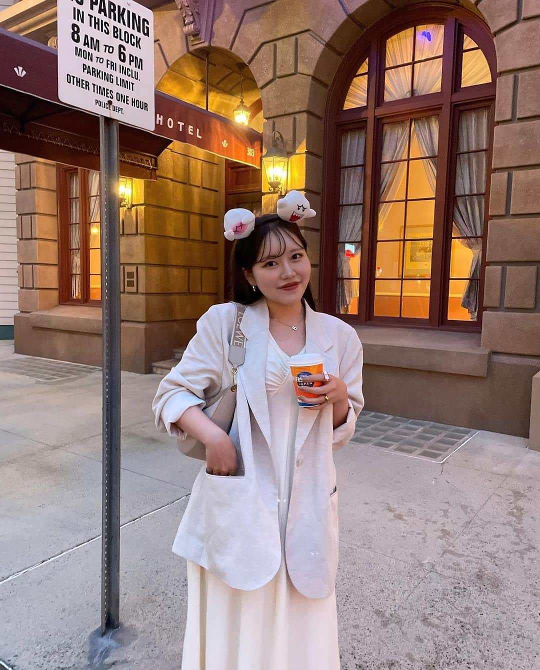 mikuponさんのインスタグラム写真 - (mikuponInstagram)「. 夜ショット📸  ユニバは夜ショットが本当に可愛い~！  . #usj #ootd #code #pic #ユニバ #ユニバコーデ #ジャケットコーデ #ベージュコーデ」4月15日 21時17分 - ___ponmk2___