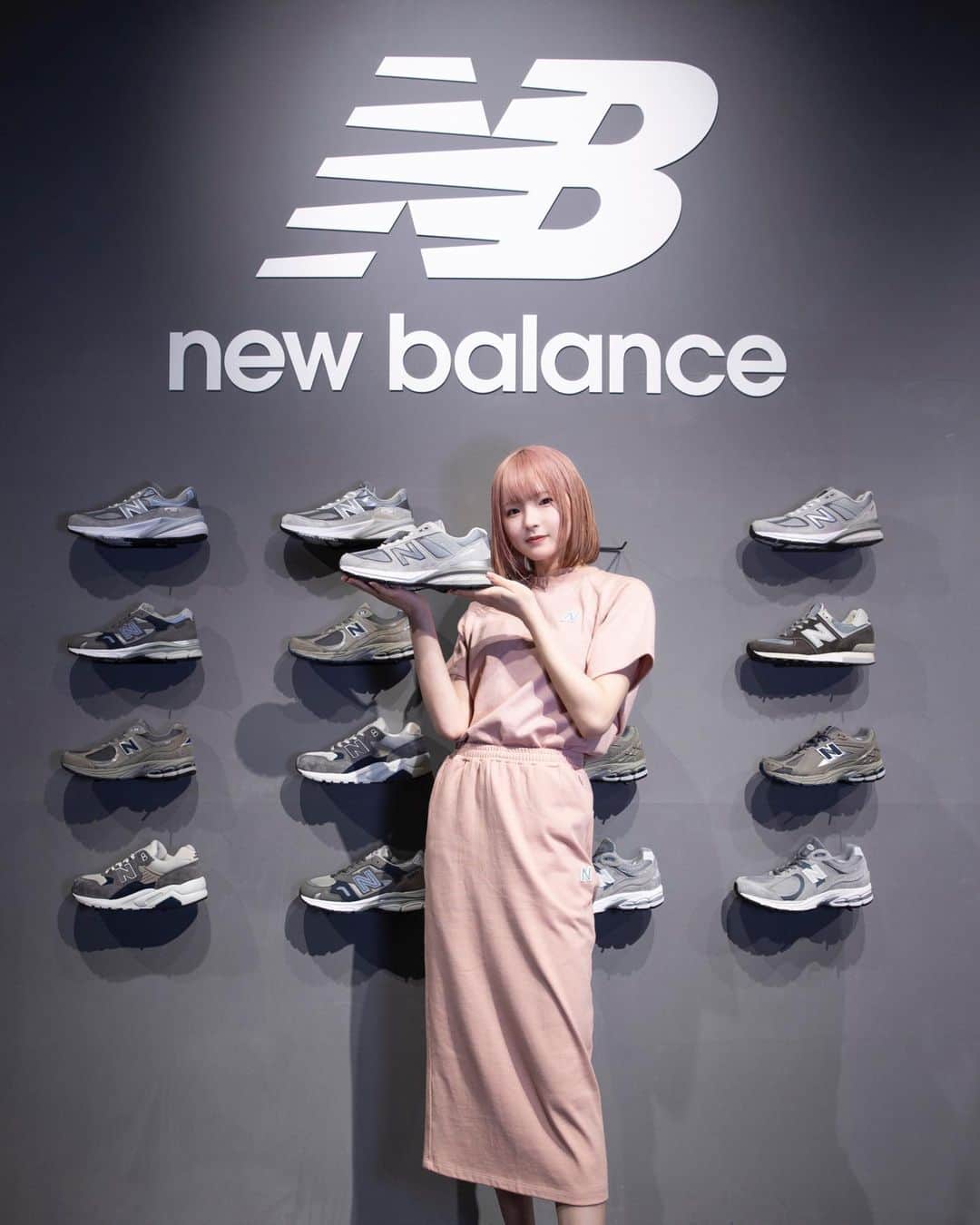 志村美希のインスタグラム：「👽🎧💿🌪️ @newbalance × @atmos_japan  #greybox  #greyday  #newbalancegreyday 👟#freshfoam880」