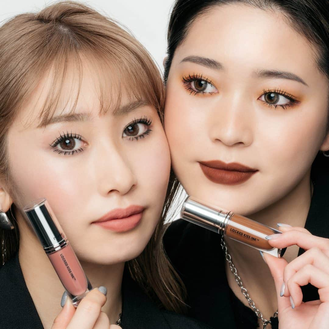 M∙A∙C Cosmetics Japanさんのインスタグラム写真 - (M∙A∙C Cosmetics JapanInstagram)「#KISSぐらいじゃ落ちない リップ💄ついに数量限定再入荷！  ご好評につき、品切れしておりました「M·A·C ロックド キス インク リップカラー」が全国のM·A·Cカウンター、公式オンラインショップ*に再入荷✨数量限定のため、気になる方はお早めにチェックを💨  <ルック使用製品> M·A·C ロックド キス インク リップカラー 右: ポッシュ 左: ミスチーフ  *M・A・C 公式オンラインショップ、M・A・C公式ショップ楽天市場店、ZOZOCOSME店、@ cosme SHOPPING店、LINEGIFT店 ※一部店舗・カラーによって早期品切れとなる可能性がございます。 ※カラーの在庫状況は、店舗によって異なります。  #MACロックドキスインク #MACLockedKissInk #KISS勝ちリップ #キスプルーフ #MACリップ #MACコスメ #新作リップ」4月15日 21時30分 - maccosmeticsjapan