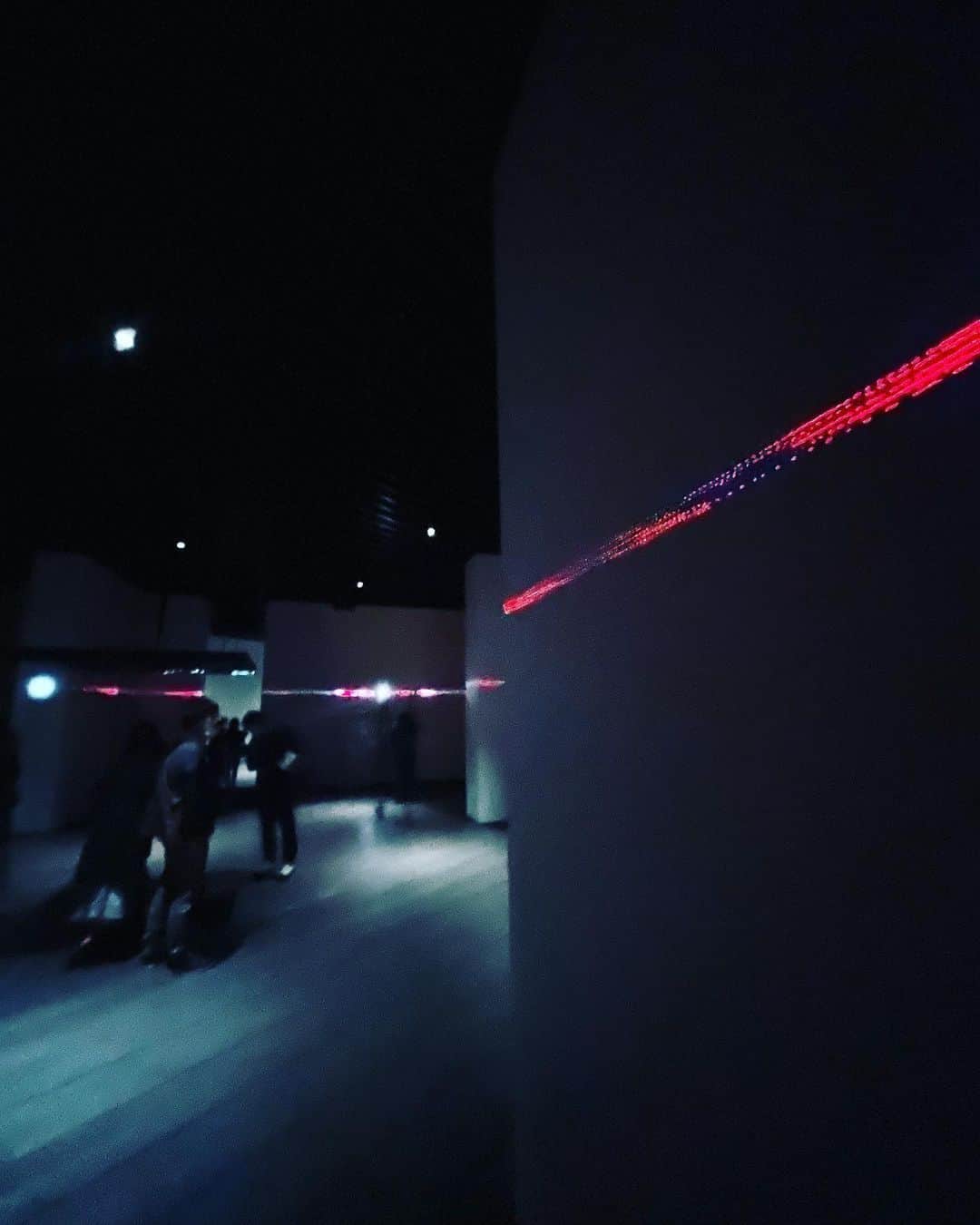tokuさんのインスタグラム写真 - (tokuInstagram)「第59回ヴェネチア・ビエンナーレ国際美術展日本館展示帰国展　ダムタイプ｜2022: remap見てきた。  今回のダムタイプは、坂本龍一さんと息子さんもメンバー。  同時開催の「アートを楽しむ」、「画家の手紙」が良すぎた。エラールの85鍵ピアノも本物初めて見た。やっぱりブリヂストンがスゲぃのかな。ロッカールーム好き。  #dumbtype #labiennaledivenezia2022」4月15日 21時30分 - toku_grnd