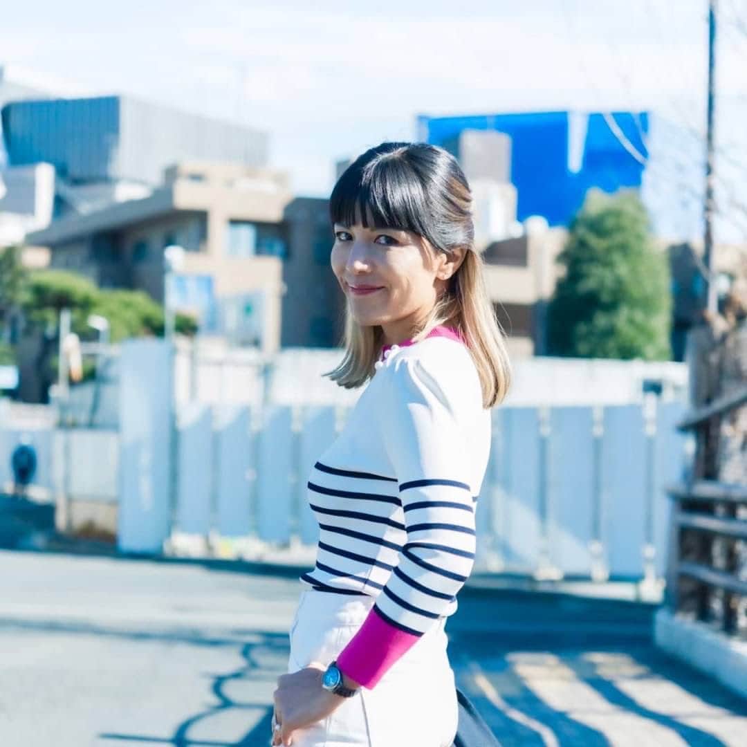 ボーダーズ アット バルコニーのインスタグラム：「『自分が本当に納得のできる、ものづくりがしたい』という思いから立ち上げたアパレルブランド「BORDERS at BALCONY」は、今年で10周年を迎えます。  「洗練されたチャーミングな大人の女性たちに贈るクラス感のあるボーダー」をコンセプトに、着ているだけで、その方の価値があがる、リアルでありながら品のあるモダンな女性のライフスタイルをイメージして、プロダクトを提供し続けて参りました。  10周年の節目となる今年は、売り場の拡大・EC事業の強化等、さらに多くのポジティブな魅力溢れる女性を応援すべく、新たなチャレンジとなるプロジェクトがいくつも進行中です。  強い想いを持った仲間たちと一緒に、お客様に、洋服以上の価値を感じていただけるブランドを持つ会社になりたい。いつもそう考えて日々仕事をしています😊  今季は新しくショート丈のトップスも登場していて、程よい肌見えがヘルシーでおすすめです。今季のコレクションでは、春夏らしい色鮮やかなカラーを加えて、着心地よく、皆さんの人生に長く寄り添える洋服作りにこだわりました！  心から軽やかな気持ちになれるビタミンカラーのレーヨンニットは、今季の大人気アイテムです♥️何年経っても崩れない形で、身体のラインをより美しく表現するレーヨンニットは、ボーダーズ人気の定番！私も何年も愛用しています♥️  これからも皆さんにワクワクさせられるようなボーダーズの世界観をお届けしていくので楽しみにしてください！  #bordersatbalcony」