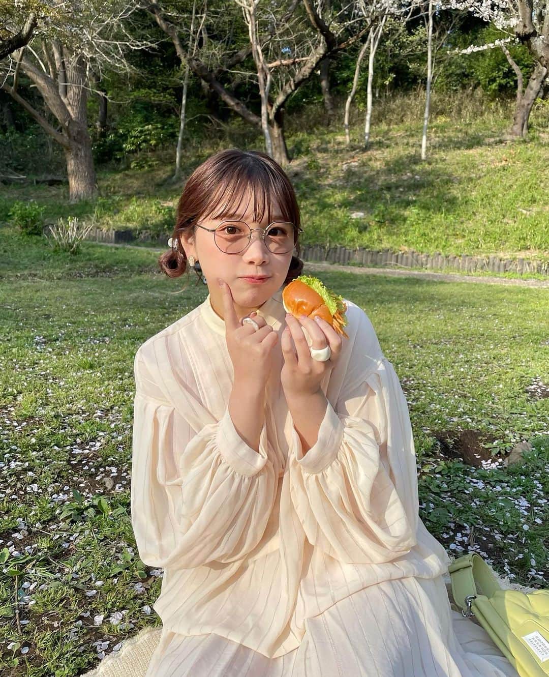 きりまるのインスタグラム：「お花見デートした！👦🏻🌸 ほんとうに楽しかった〜〜！  朝はやくから一緒に準備して いっしょにお弁当作った！🥪♡ （ 私サンドウィッチの具詰めただけ ）  ごはん作ってくれたり、 ピクニックの準備も全部してくれてた🥲♡ きりちゃんっぽいお弁当の箱たくさん 買ってきたよ〜って ！（愛おしい）感謝  こんなにまったり 自然の中で過ごしたのひさびさで ほんとに、ほんとに幸せでした🍡  いつもありがとう〜！ 来年も一緒に桜見れますように🫶🏻👶🏻 （黒のサングラスは 彼氏に借りたやつ！） . . #お花見#お花見コーデ#春コーデ#春ワンピ #おしゃピク #オシャピク#お弁当」