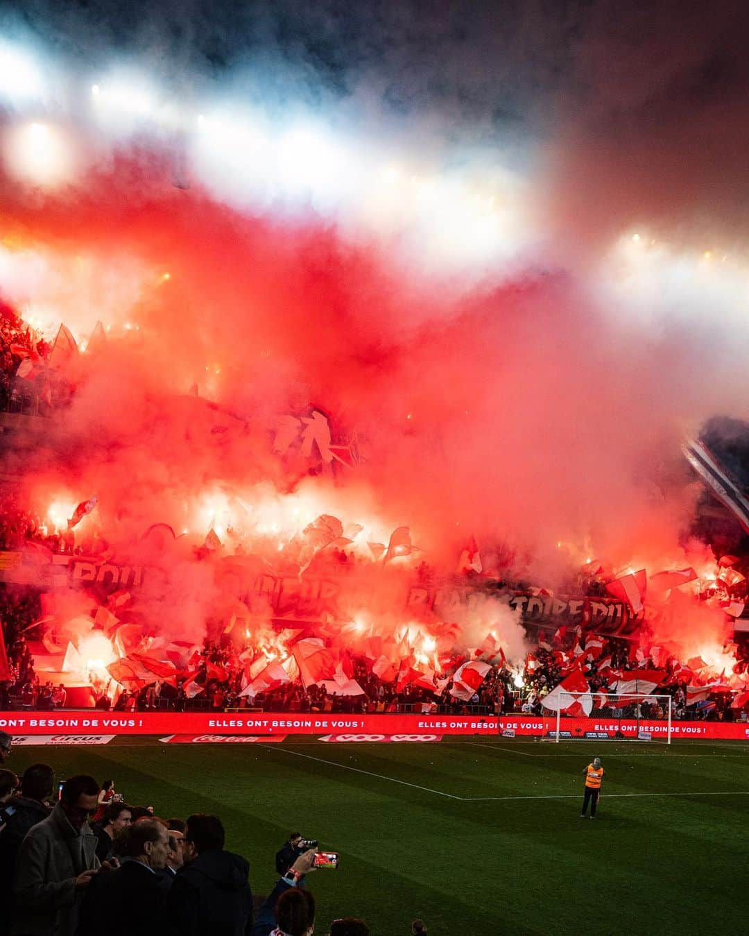 エリオ・ディルポさんのインスタグラム写真 - (エリオ・ディルポInstagram)「Ambiance de feu à Sclessin hier. Magnifique derby wallon entre les Rouches et les Zèbres. Merci à tous les supporters pour le bel accueil dans le stade ! 🔥  Bravo au Standard pour sa victoire 3-1 et bonne chance aux 2 équipes pour la suite du championnat et les Play-Off, vive la Wallonie ! 🏆 #Wallonie #Football #Foot @standard_rscl @rcsc.officiel」4月15日 21時32分 - eliodirupo