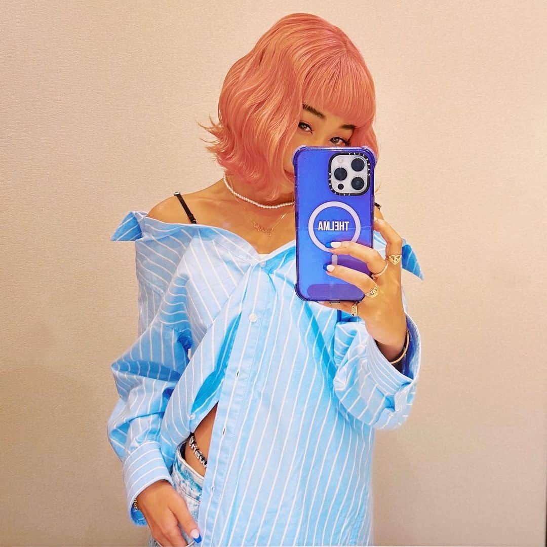 青山テルマのインスタグラム：「久しぶりに撮ったミラーセルフィー😂💙🦖🐢🦋 Hair color: @katsu_goto  #時差投稿」