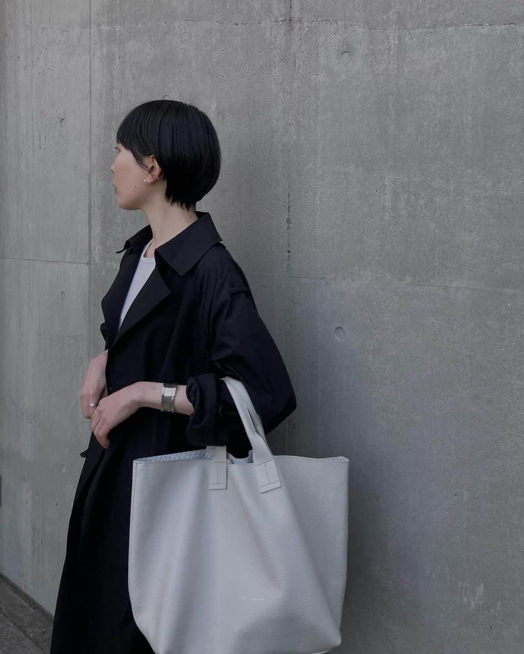 __784__のインスタグラム：「黒い服に袖を通すことが多いため、小物で抜け感を出すようにしている。IACUCCIのバッグはやわらかな質感で、コーディネートに軽やかさを持たせてくれるアイテム。合わせやすいアイボリーの色味も好み。  🚩 @iacucci_jp POP UP 4/12(水)〜4/18(火) JR名古屋タカシマヤ 3階ローズパティオ  #iacucci #イアクッチ」