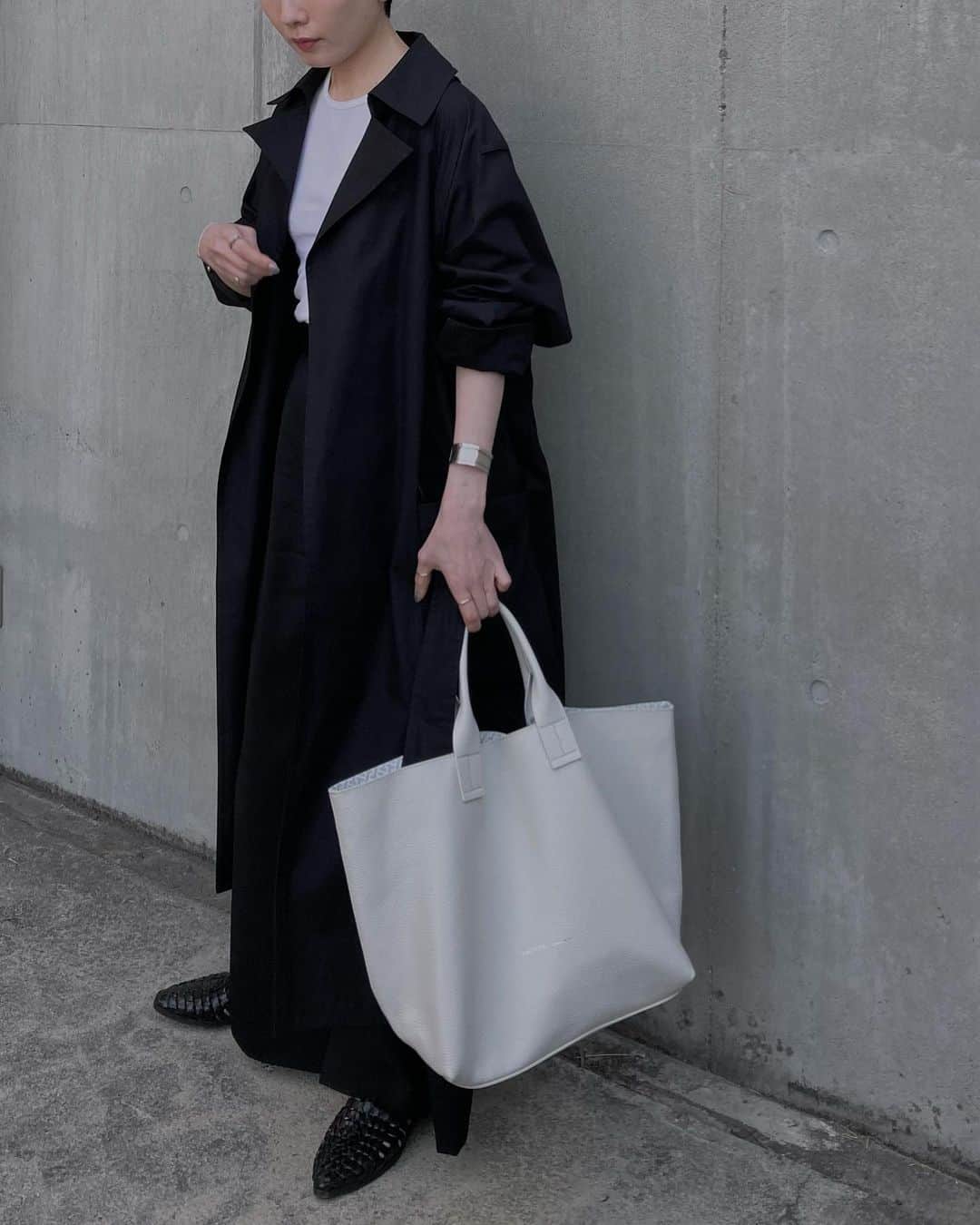 __784__さんのインスタグラム写真 - (__784__Instagram)「黒い服に袖を通すことが多いため、小物で抜け感を出すようにしている。IACUCCIのバッグはやわらかな質感で、コーディネートに軽やかさを持たせてくれるアイテム。合わせやすいアイボリーの色味も好み。  🚩 @iacucci_jp POP UP 4/12(水)〜4/18(火) JR名古屋タカシマヤ 3階ローズパティオ  #iacucci #イアクッチ」4月15日 21時40分 - ___nk1029