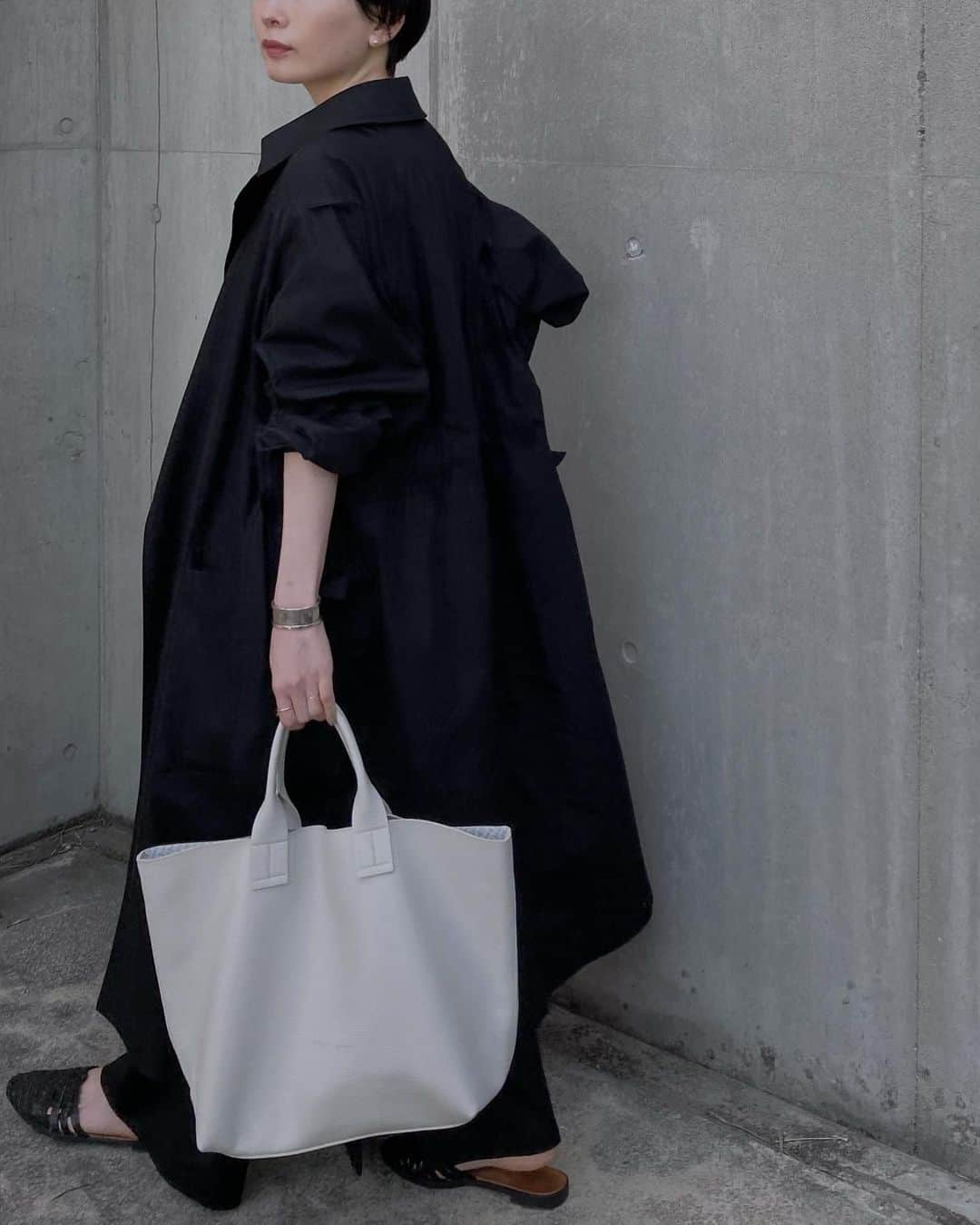 __784__さんのインスタグラム写真 - (__784__Instagram)「黒い服に袖を通すことが多いため、小物で抜け感を出すようにしている。IACUCCIのバッグはやわらかな質感で、コーディネートに軽やかさを持たせてくれるアイテム。合わせやすいアイボリーの色味も好み。  🚩 @iacucci_jp POP UP 4/12(水)〜4/18(火) JR名古屋タカシマヤ 3階ローズパティオ  #iacucci #イアクッチ」4月15日 21時40分 - ___nk1029