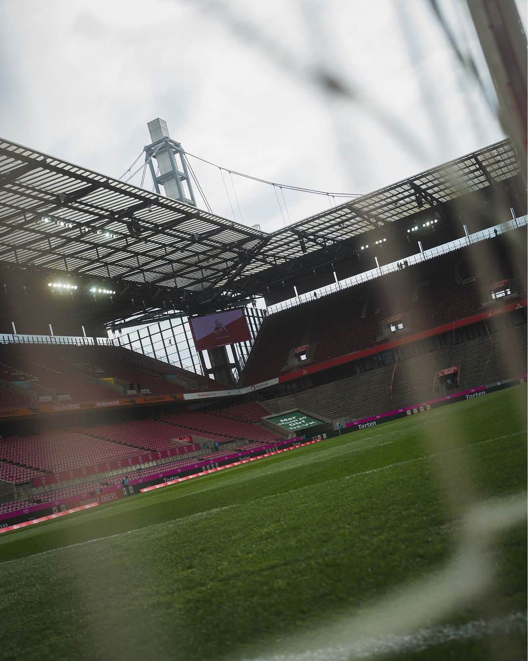 1.FCケルンのインスタグラム：「🚨 SWIPE für die #effzeh-Startelf! 🚨  ___ Die FC-Startelf vor #KOEM05 wird präsentiert von @gaffel_koelsch」