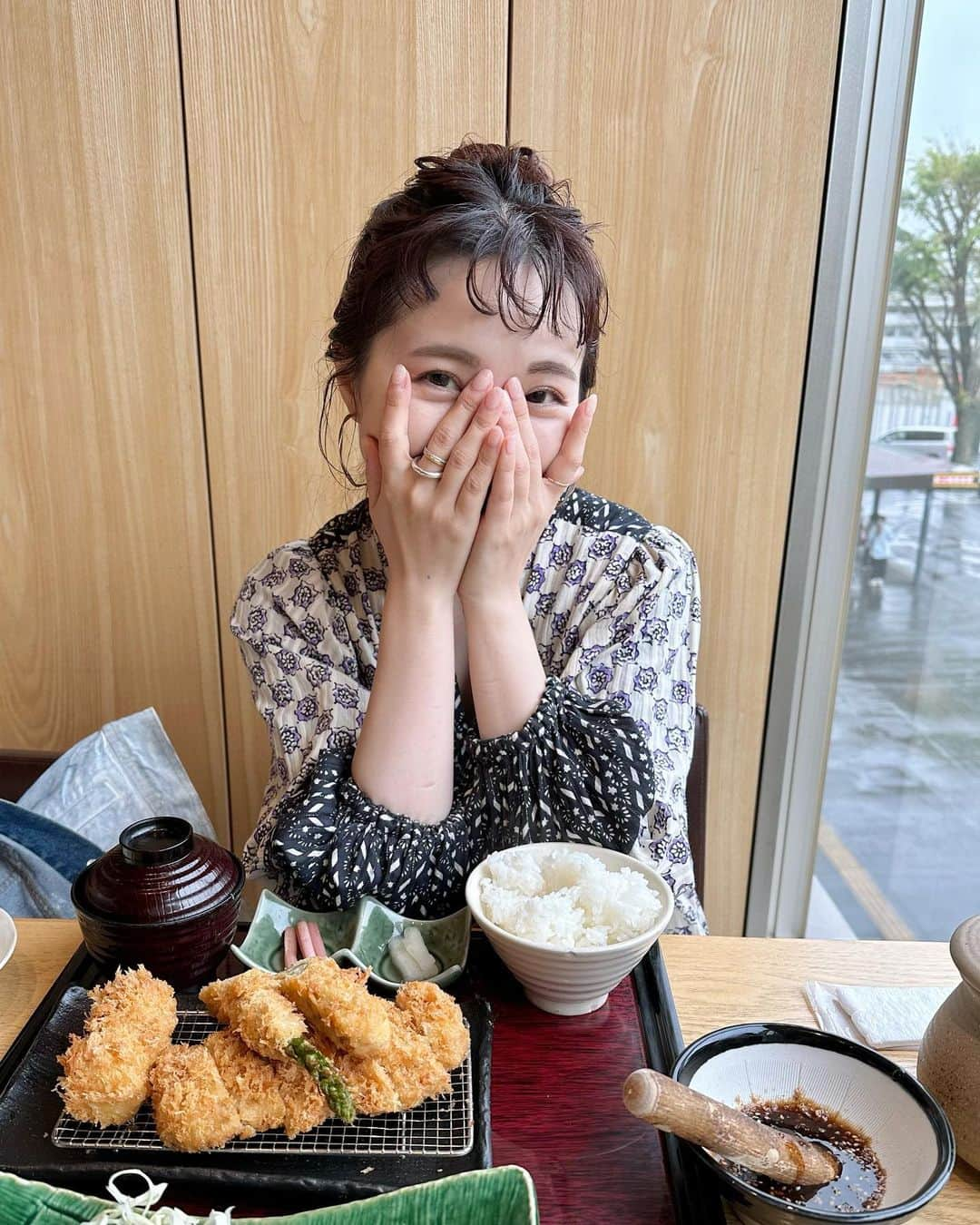 miho uesugiさんのインスタグラム写真 - (miho uesugiInstagram)「ずっと雨だったので、写真これだけ☔️揚げ物3種盛り合わせ完食！！ ㅤㅤㅤㅤㅤㅤㅤㅤㅤㅤㅤㅤㅤ @sara_mallika のオクラ（大好物）柄のドレス、買ってしまいました。 @yuuuuuuuuk1 にもオススメ🤲 写真3枚目の日に着ていたものです！！  ㅤㅤㅤㅤㅤㅤㅤㅤㅤㅤㅤㅤㅤ 今、新居探しを頑張ってるのですがなかなか条件に合う物件に巡り会えず苦戦中…！！！ 今のお家も大好きだけど、さらに広くて良いお家を求めて…🚶‍♀️  ㅤㅤㅤㅤㅤㅤㅤㅤㅤㅤㅤㅤㅤ  ㅤㅤㅤㅤㅤㅤㅤㅤㅤㅤㅤㅤㅤ  #saramallika#ワンピース#ドレス#揚げ物#とんかつ#ランチ#お昼ごはん#昼ごはん#雨#休日#おだんごヘア#お団子ヘア#ヘアアレンジ#骨格ウェーブ#イエベ春#コーディネート#今日のコーデ#コーデ#大人カジュアル#カジュアル#ロングヘア#オン眉#休日の過ごし方#30代ファッション#30代コーデ#カスタネ#低身長#低身長コーデ#春#春コーデ  ㅤㅤㅤㅤㅤㅤㅤㅤㅤㅤㅤㅤㅤ」4月15日 21時48分 - uepoooning