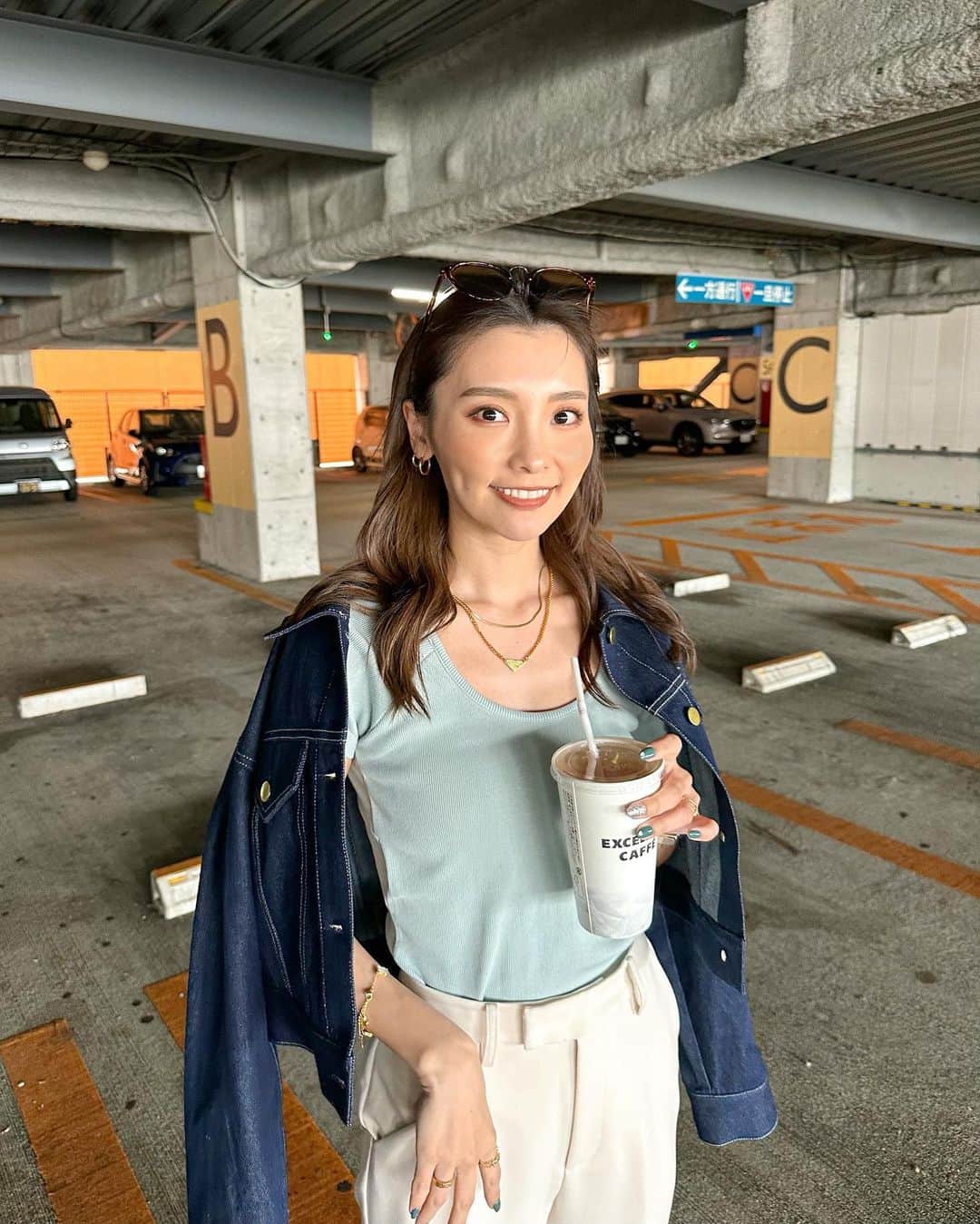 KANAMIのインスタグラム：「・ 気圧でだいぶやられてました、、、🥲 今年の梅雨乗り切れるのかな😮‍💨 昨日は楽しかった日🩵  topt @searoomlynn_official  bottoms @searoomlynn_official  jacket @lagunamoon_com  shoes @converse_jp  accessory @irie_beach   #梅雨乗り切れる方法教えてください #雨だと散歩もいけなくて #プアもしょんぼり」