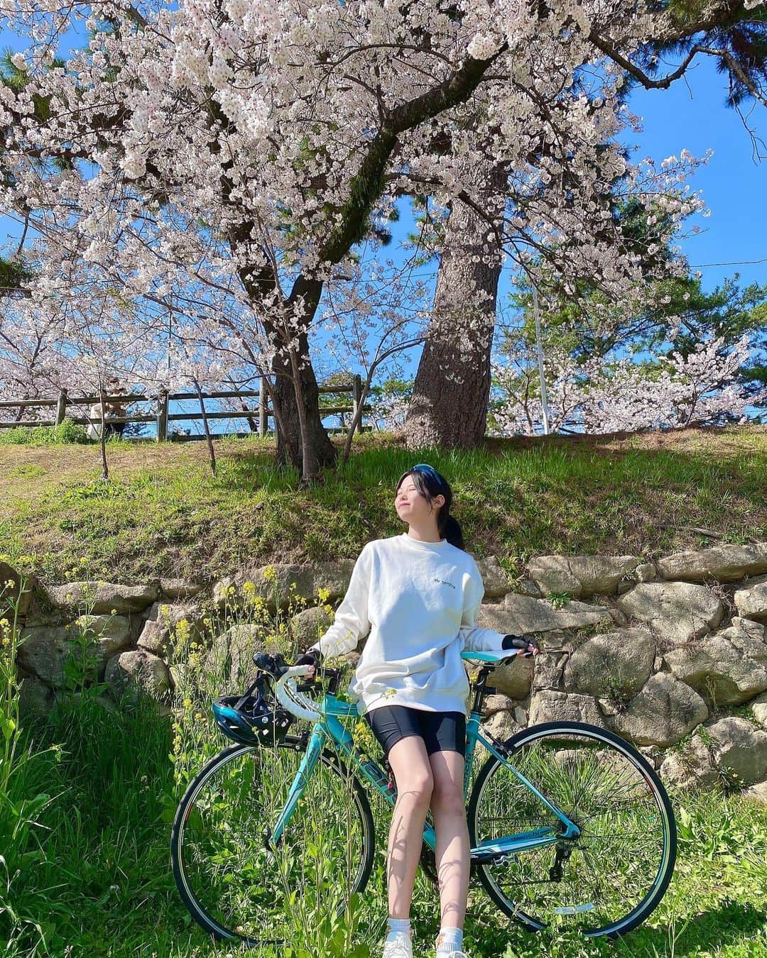 荒野姫楓さんのインスタグラム写真 - (荒野姫楓Instagram)「☔️ 今日は一日中じめじめ雨だったけど 青々しい写真でさわやかな気分になってください🌸  .  #桜 #桜スポット #岡崎#名古屋 #名古屋アイドル #aichi #nagoya #ロードバイク #ロードバイク女子 #ロードバイク初心者 #ロードバイクのある風景 #ゆるポタ #ポタリング #cycling #bianchi #ビアンキ #ビアンキ女子 #roadbike #roadbikegirl #cyclingstyle #cyclingwoman #asiangirlcyclists #asiangirls #Japan #公路車 #자전거 #로드자전거」4月15日 21時43分 - _arnhmk_