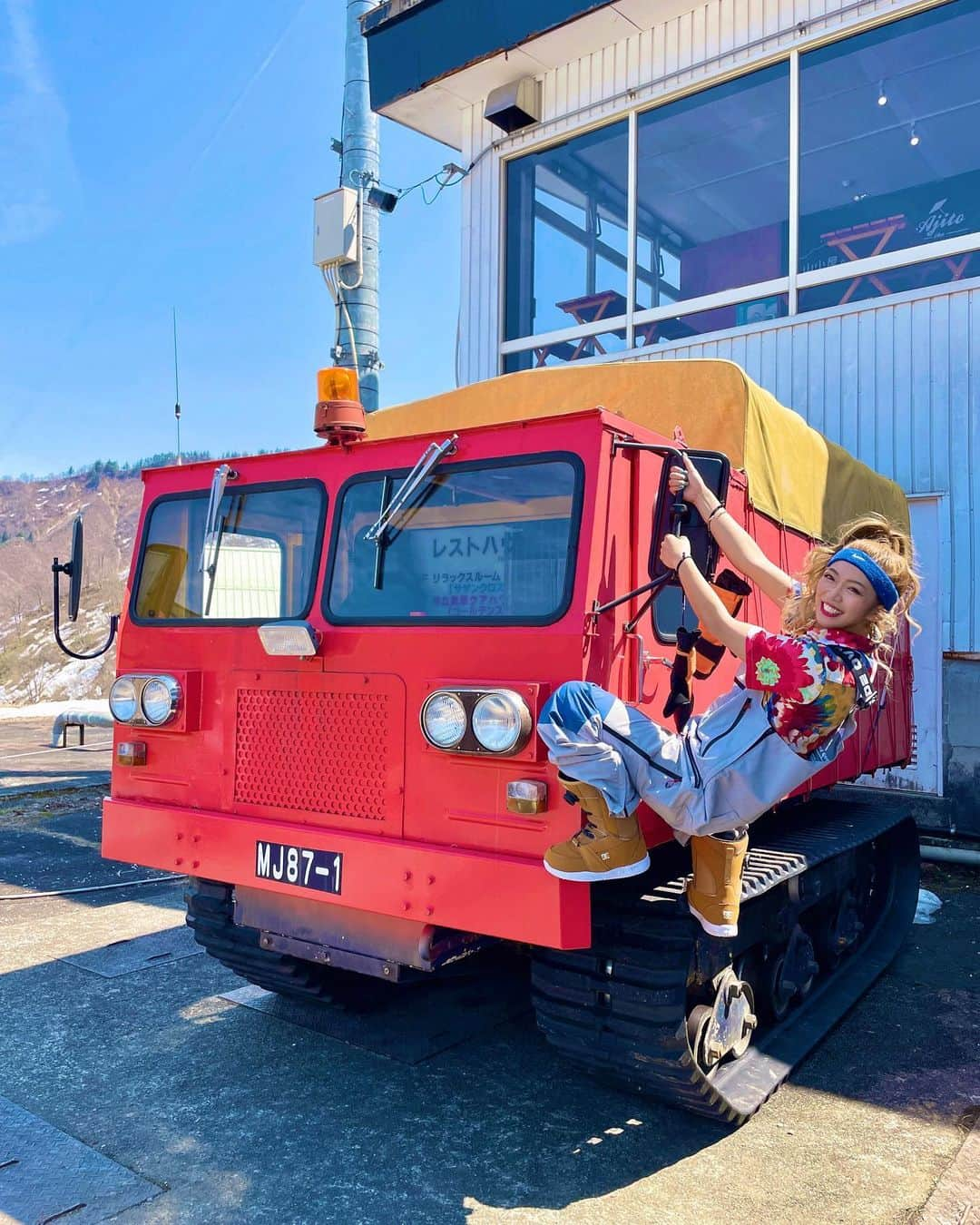 つっきさんのインスタグラム写真 - (つっきInstagram)「❤️💙🤍❤️💙🤍 . 神立のかわいい車の前で🚗 3枚目はお猿さんつっき🙈🧡 コーデ好評だったなあ😁✨🌈  ビブパンは韓国のOVYOだよ🇰🇷 ↪️ @ov_korea @snowholic_official  相変わらずヘアバンstyleだし ビブパンにアロハもハマった🤙🌺 髪の毛もクルクルポニテで お気に入りなのだ〜ッ😍 . この日のリール作ったから そろそろ載せないとだッ🥳💜 ． 🕶🥊 @taotech.jp @taotech.us  🥾 @dc_snowboarding @dcshoes_japan  @dcshoes @dc_womens  🏂 @nitrojapan @nitrousa  🗻 @insta.kandatsu  . #SNOWHOLIC #スノーホリック #ovyo #ov_korea #オビヨ #오비오 #스노우보드 #스노보드 #스키장 #보드복 #スノーボード #スノーボード女子 #スノボ #スノボー #スノボ女子 #スノボー女子 #スノーボードウェア #神立高原スキー場  #オーバーオール #springsnowboarding #dc #snowboarding #snowboarder #snowboard #snowvibes #outdoor #awesome #snowgirl #イケイケのイケ #すきすきのすき❤️」4月15日 21時43分 - tukki007