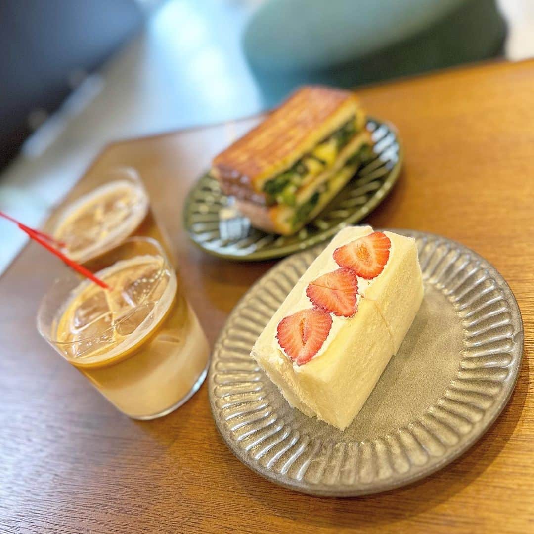 八木沙季のインスタグラム：「🤍🤍  この前大好きな禁断果実に行けました🍎 久しぶりに行けてめっちゃ嬉しかった☺️ これからはいつでも行ける🥹✨ メニュー増えてたから他のも食べたいなあ🥳  #禁断果実  #中目黒カフェ  #フルーツサンド」