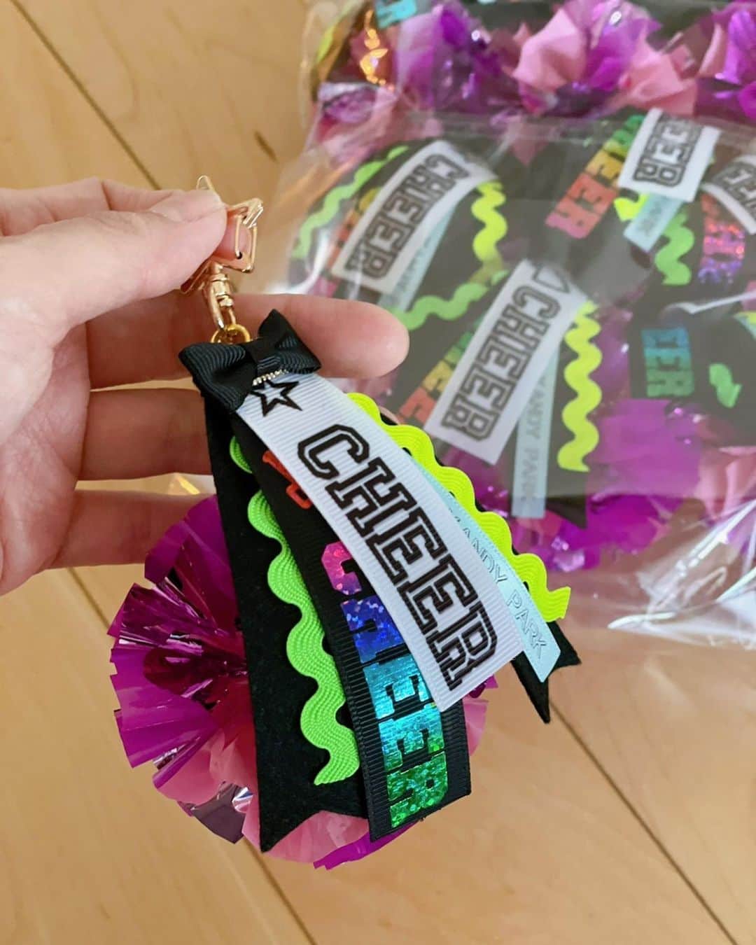 のインスタグラム：「Thanks for the wonderful gift idea @cheer_pom_keychain_shop   We said goodbye to the Cheer Team we’ve been joined for 4 years on March 28th. Teacher and the team were wonderful but we had to move forward 💎  #チアダンス #cheeritupdance #ポンポンキーホルダー #cheermom」