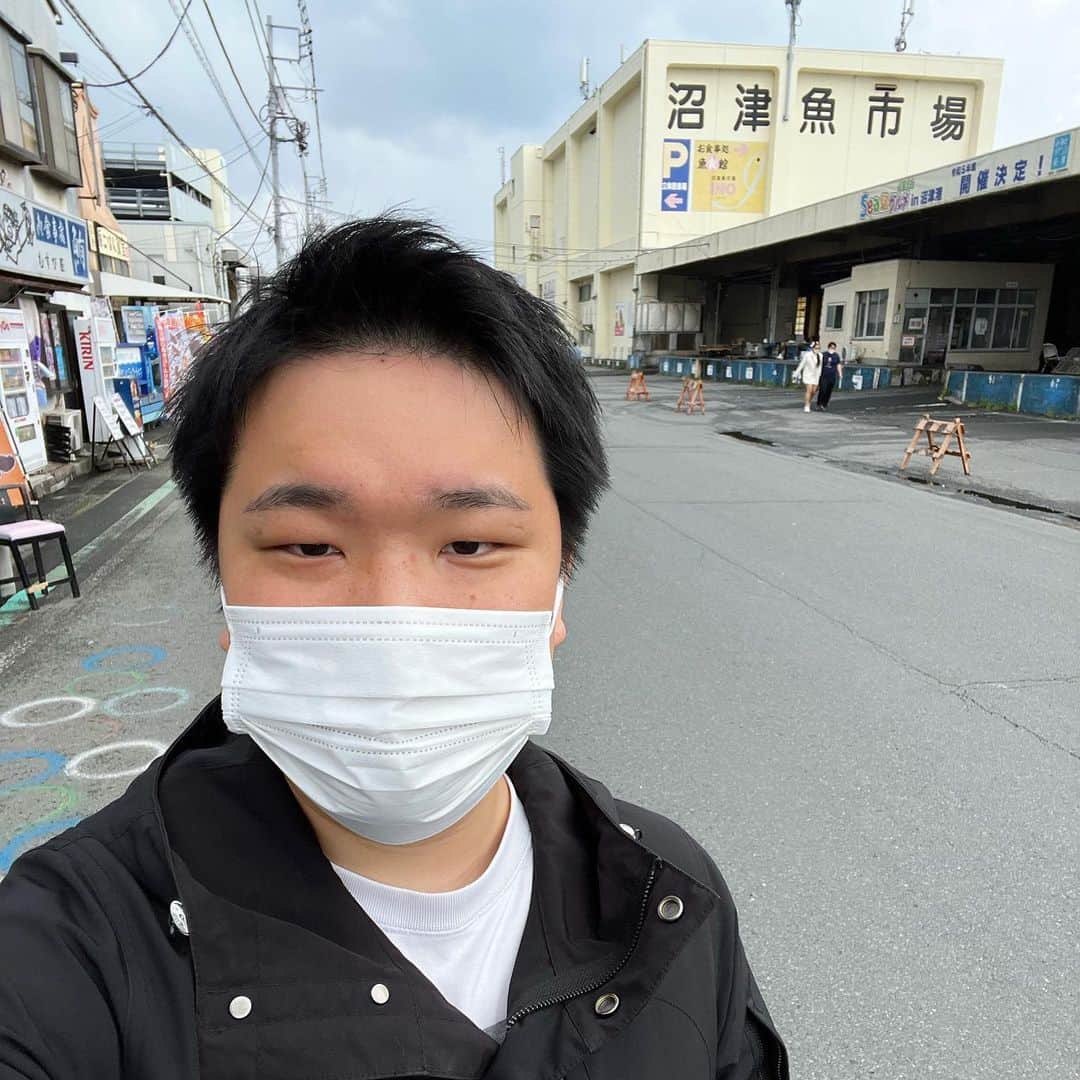 トミックのインスタグラム：「顔が死んでる😂  #トミック  #tomikkunet #youtuber  #youtuber好きな人と繋がりたい  #料理  #料理好きな人と繋がりたい  #japanese #cooking #海鮮丼 #沼津市グルメ  #沼津  #魚市場  #寿司屋  #寿司  23.04.07」