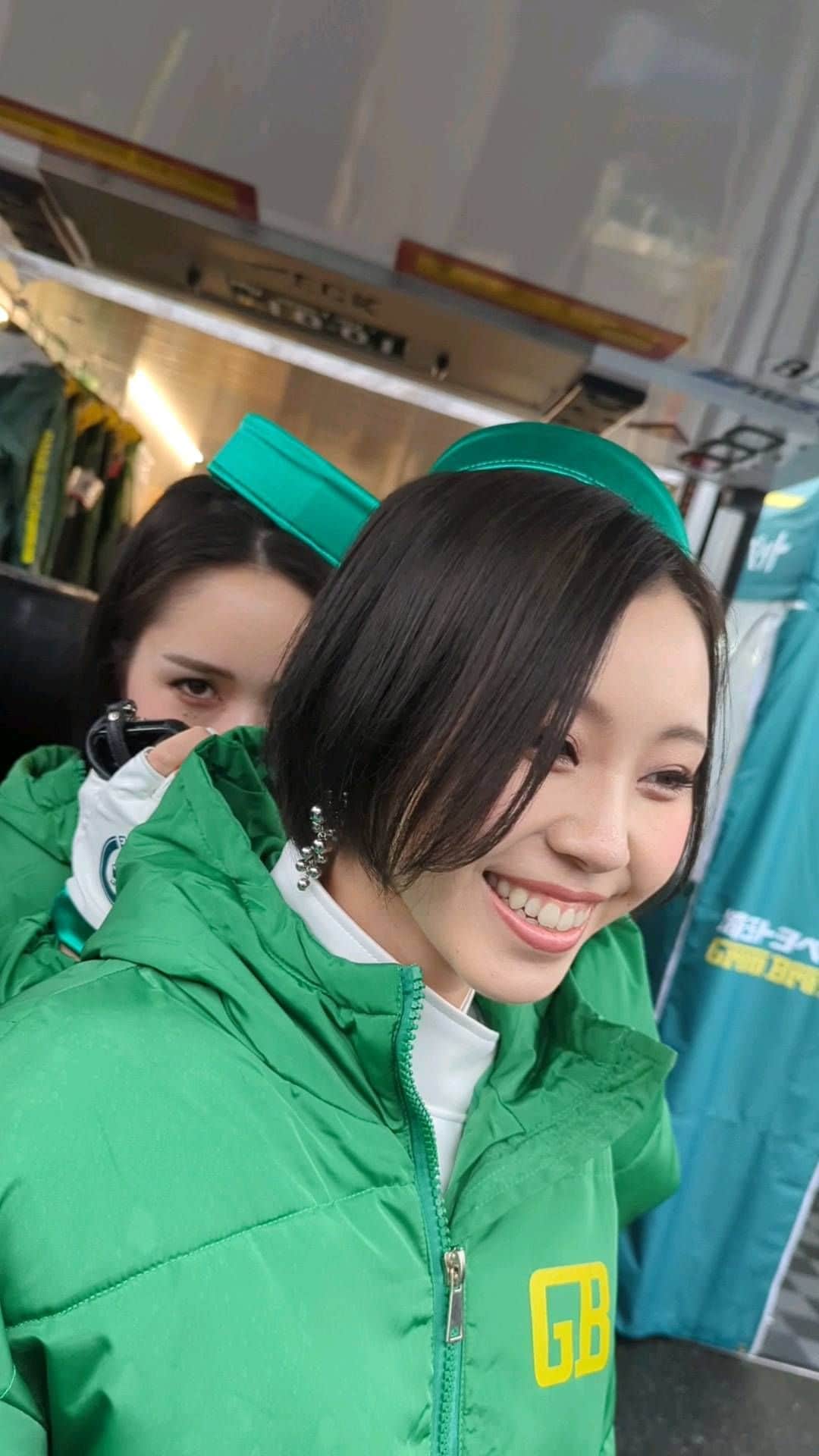 五十嵐みさのインスタグラム：「.  😈😟😈😰  何か悪いこと企んでる @misa_1228   今日イチ困ってる @miiion_official   #SUPERGT #岡山国際サーキット #埼玉トヨペット #GreenBrave #埼玉トヨペットGreenBrave #埼玉トヨペットサポーターズ #五十嵐みさ  #有栖未桜  #レースクイーン #TOYOTA #トヨタ #GRSupra #Supra #TOYOTAGazooRacing #GazooRacing」