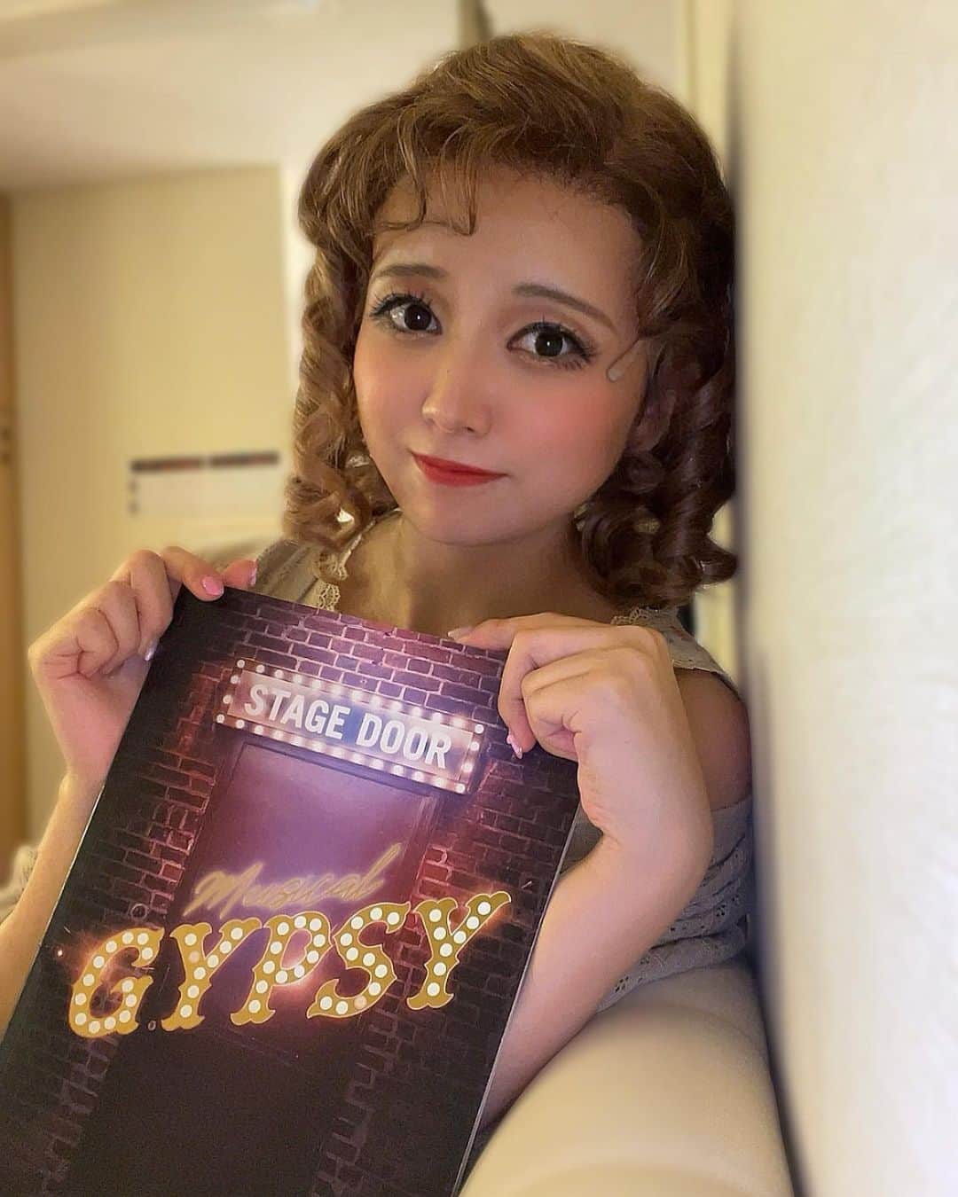 熊谷彩春のインスタグラム：「ミュージカル『GYPSY』 本日マチソワでした🌹 ご観劇ありがとうございました！ 　 今日休憩中に、公演パンフレットをじっくりと読んだのですが、とっても読みごたえがあって、面白かったです✨ もっと「GYPSY」を知りたい方、是非是非！おすすめです👀 　 明日は12:30開演。 お待ちしております💃 　 #ミュージカルgypsy」