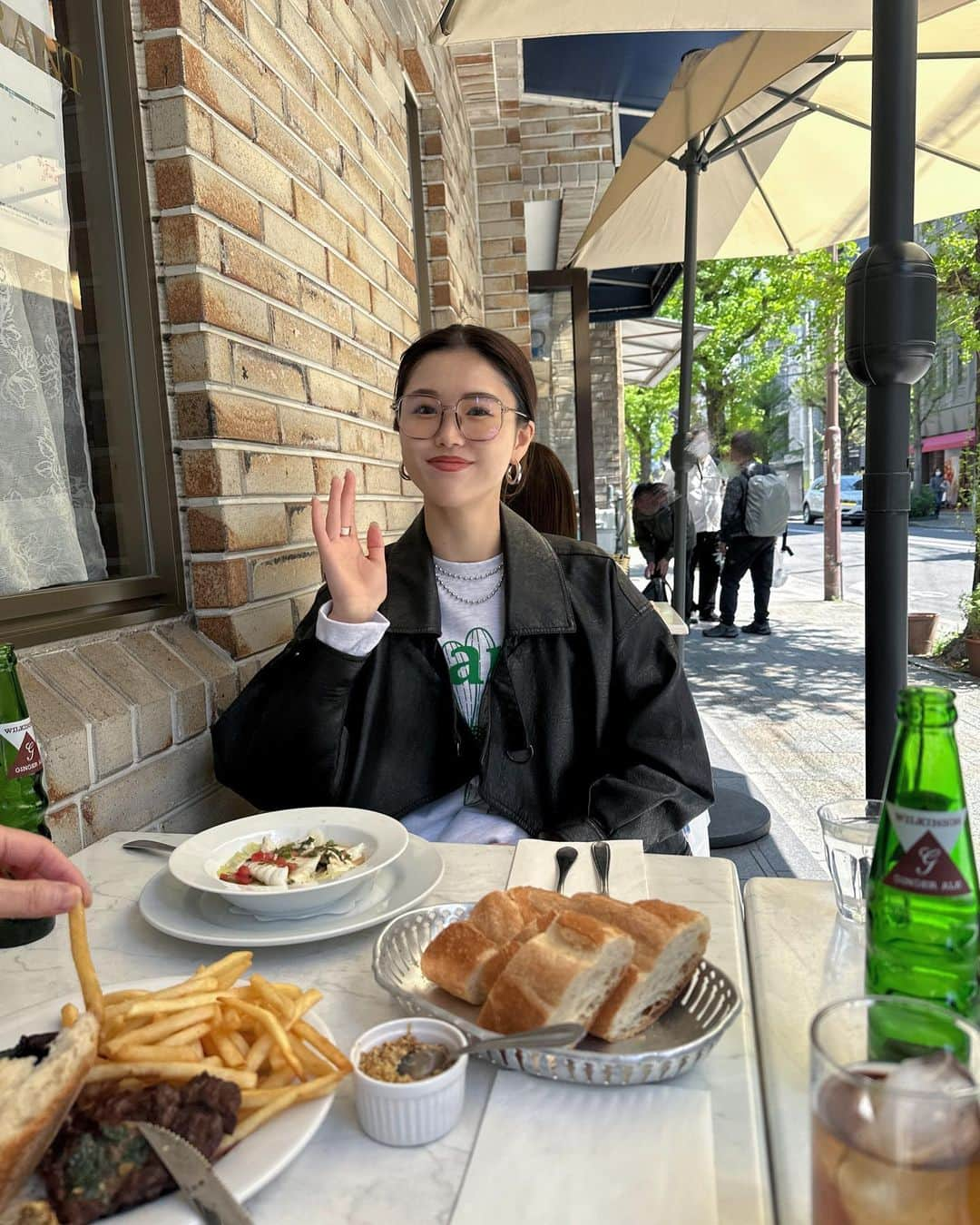 影山可蓮さんのインスタグラム写真 - (影山可蓮Instagram)「・ ・ Kyoto🥖🌿 ・ 先週末は地元京都へ〜 弟おすすめのお店に家族で🍽 ・ 🏷 TOPS @mardi_mercredi_japan  PANTS @hm  SHOES @niketokyo  BAG @balenciaga  ・ ・ #outfit #ootd  #minimalstyle #minimalfashion #classicstyle #simpleoutfit #everydaylook」4月15日 21時50分 - karenoutfits